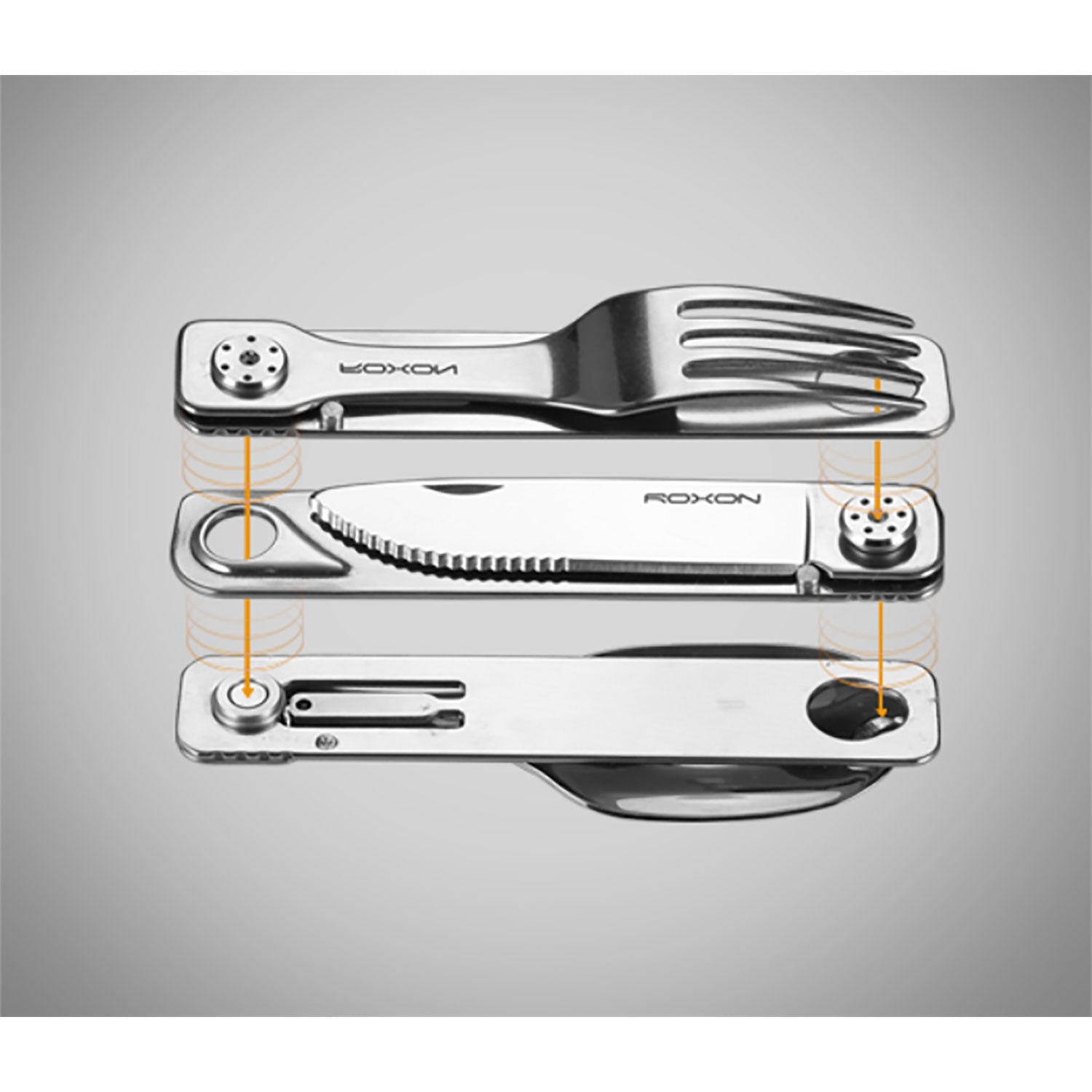 Wir präsentieren das Faltbare Besteck: ein faltbares Multifunktionswerkzeug aus Edelstahl, ideal fürs Camping. Es verfügt über eine Gabel, ein gezacktes Messer und einen Löffel. Das zentrale Scharniersystem ermöglicht ein einfaches Schwenken vor einem neutralen grauen Hintergrund mit Farbverlauf.