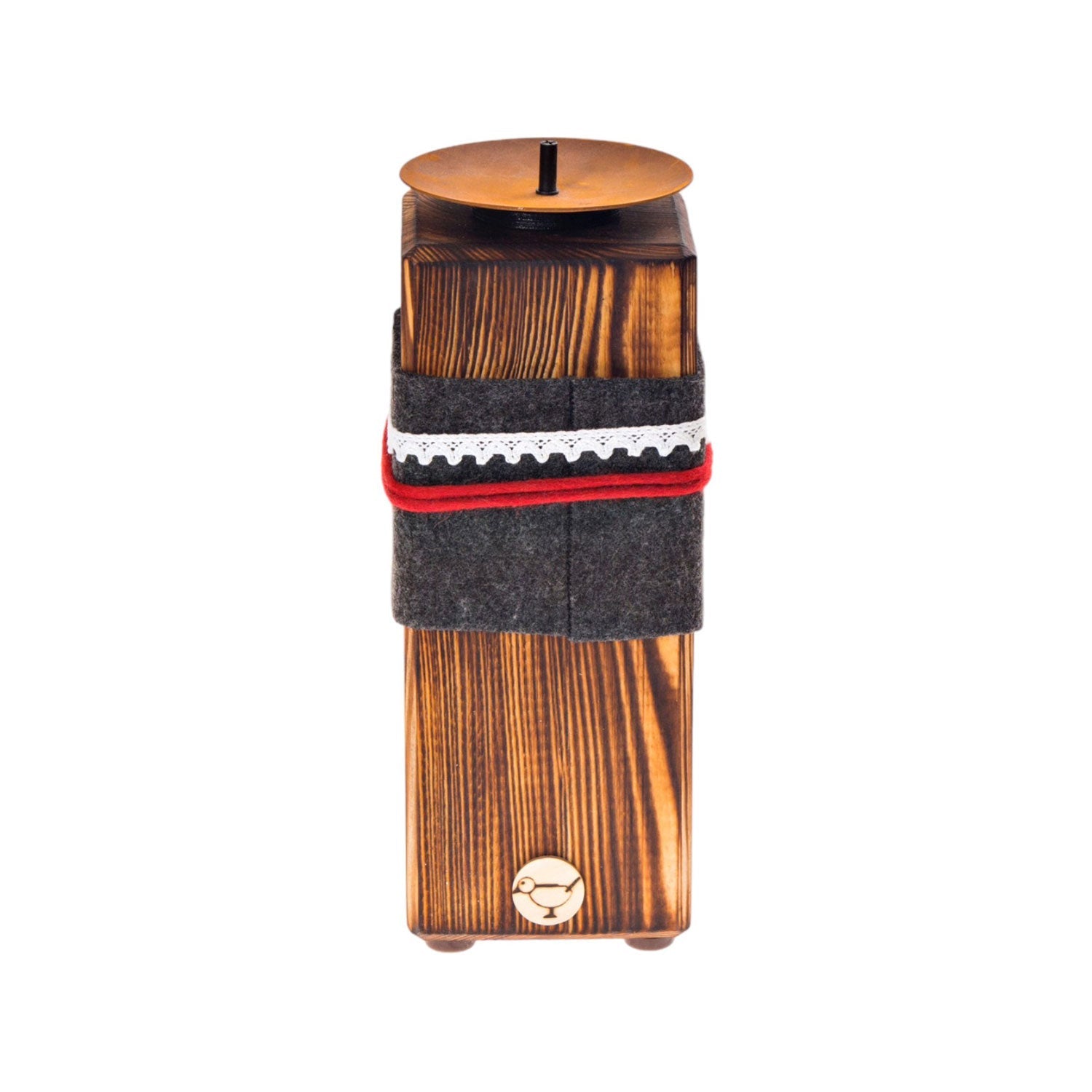 Der Kerzenständer aus Holz – klein ist aus Massivholz gefertigt und verfügt über eine runde Messingplatte an der Oberseite, ein dekoratives Band mit weißer Spitze und roten Streifen sowie ein geätztes Vogellogo in der Nähe seines Fußes, was ihn perfekt für die Weihnachtsdekoration macht.