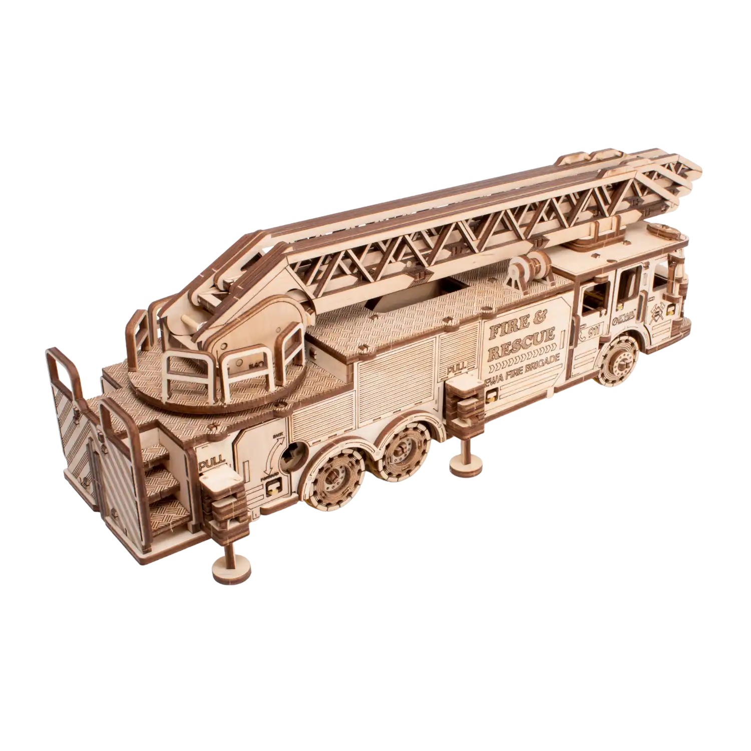 Das 3D-Holzpuzzle Mechanisches Feuerwehrauto ist ein Holzmodell mit filigranen Details wie einer oberen Leiter und „Fire & Rescue“ an der Seite. Erhöht auf kleinen Ständern präsentiert es sein Design und ähnelt einem anspruchsvollen Puzzle.