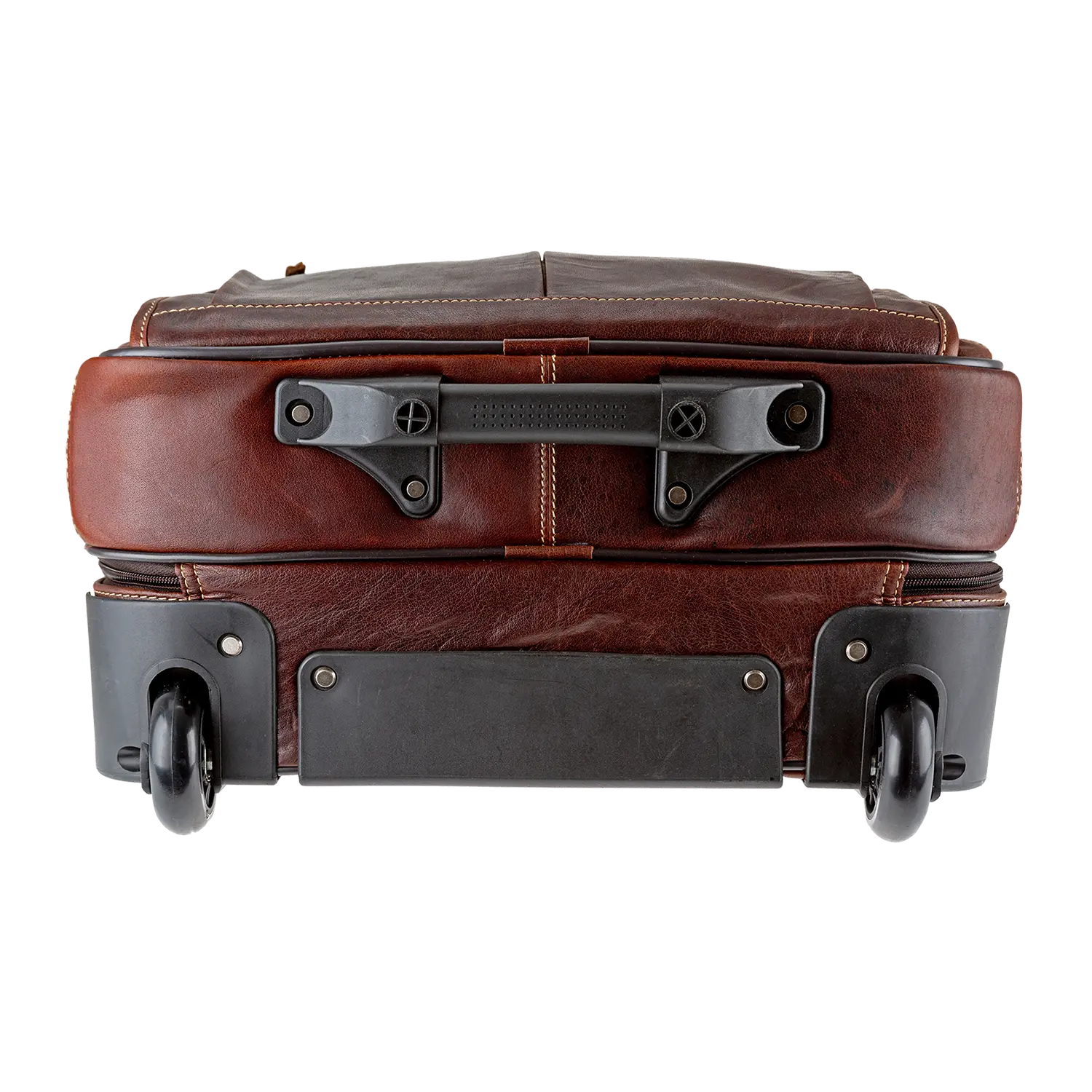 Der Akten Trolley DENVER, ein brauner Lederkoffer, verfügt über zwei Rollen, einen schwarzen Riemen mit Schrauben und eine stabile schwarze Bodenplatte. Die sichtbaren Nähte vereinen Funktionalität und Stil.