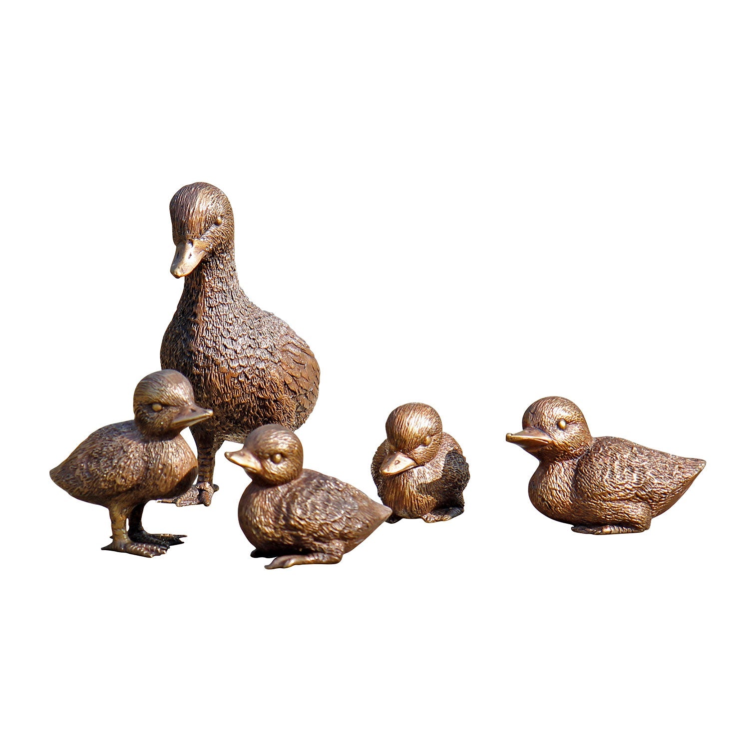 Die „5 Gartenskulpturen ‚Entenfamilie‘ im Set“ zeigen eine Entenmutter und ihre vier Küken mit detailliertem Gefieder und lebensechter Anmut, die die Essenz der Bewegung einfangen, elegant dargestellt auf einem weißen Hintergrund – ideal für Tierliebhaber.