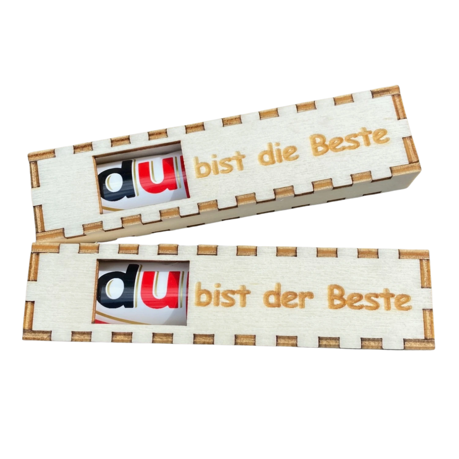 Zwei Schwarzwald Geschenkboxen 2er Set mit alemannischen Liebesbotschaften drin.