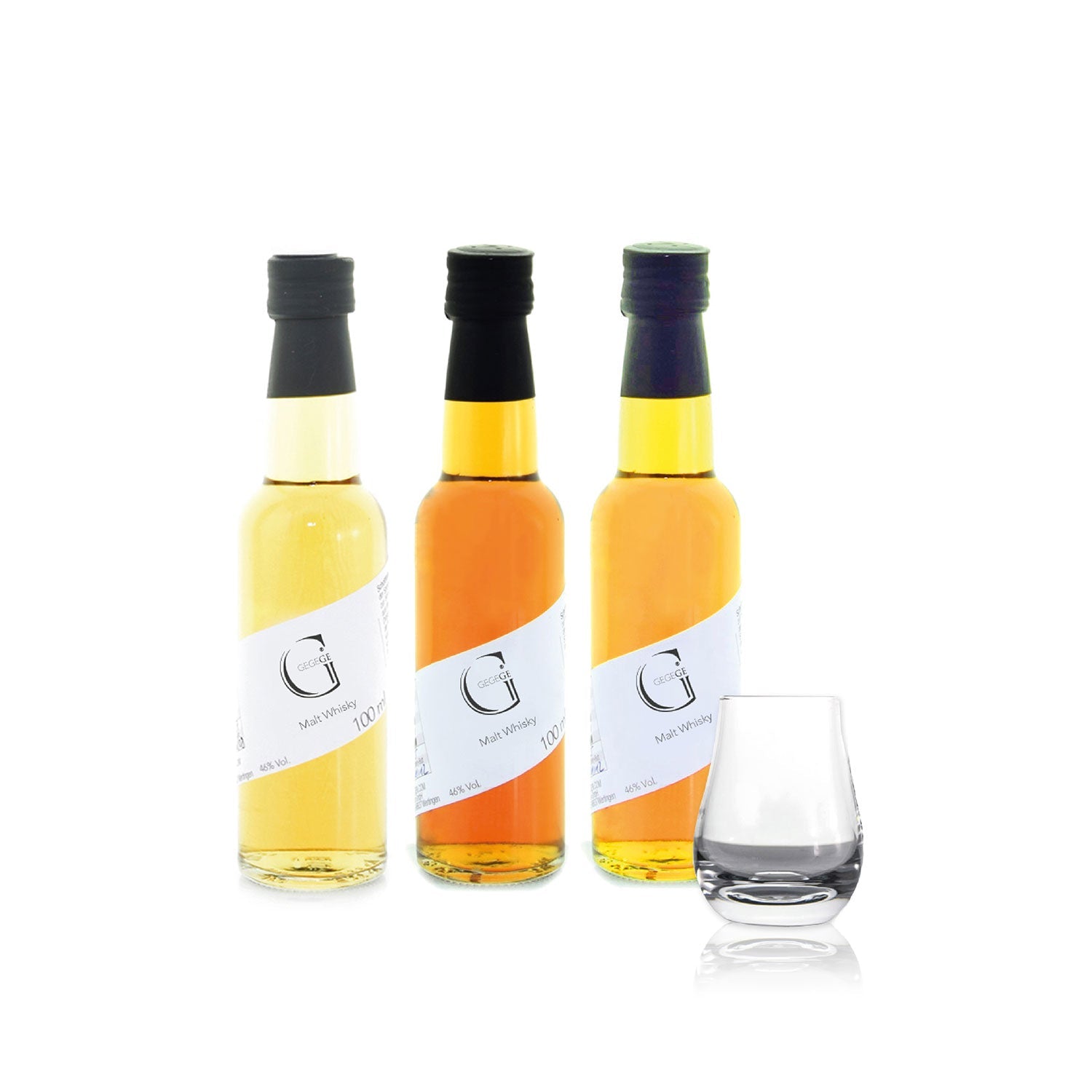 Drei Single Malt Whiskys, jeder mit einem einzigartigen Bernsteinton, stehen in einem klaren Whiskyglas auf einer reflektierenden Oberfläche und verkörpern Markus Müllers raffinierte Note. Produkt: WHISKY TASTING – 3 Single Malt Whiskys & Whiskyglas.