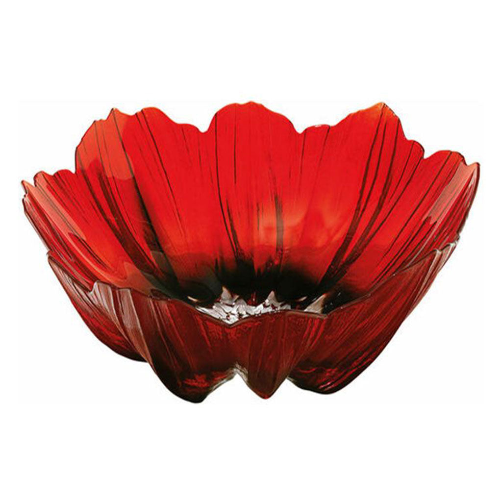 Die Glasschale „Mohnblüte“ Ø 26 cm, entworfen von Mats Jonasson, besteht aus einer roten Schale mit blütenblattartigen Rändern, die an eine geöffnete Blüte erinnern, vor einem makellos weißen Hintergrund.