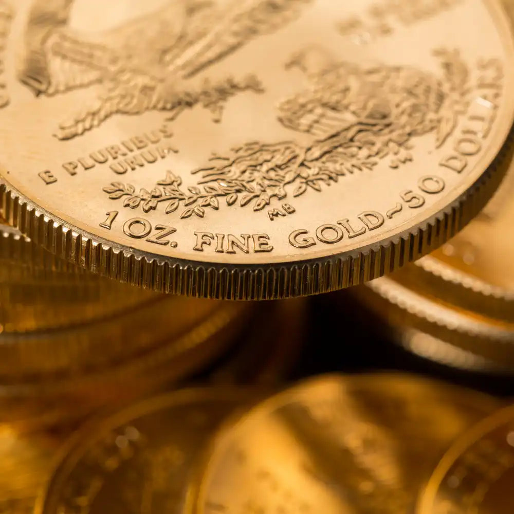 Nahaufnahme von aufeinander gestapelten Goldmünzen, die 1 OZ. FEINGOLD - 50 DOLLAR.