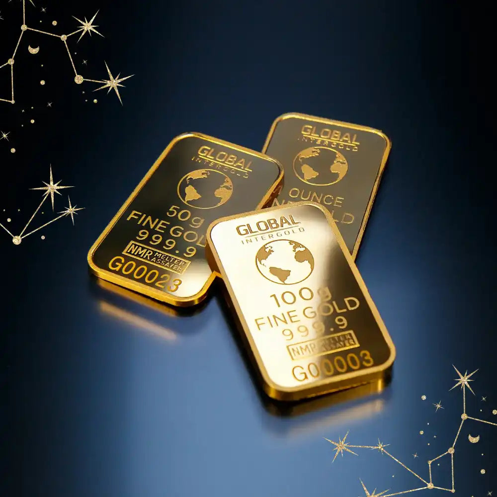 Drei Goldbarren auf einer dunklen, spiegelnden Oberfläche mit Sternbildmotiven in der Nähe.