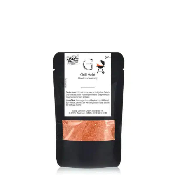 Schwarzer Beutel mit Grill Held Gewürzmischung mit weißem Etikett und sichtbarer roter Würze.