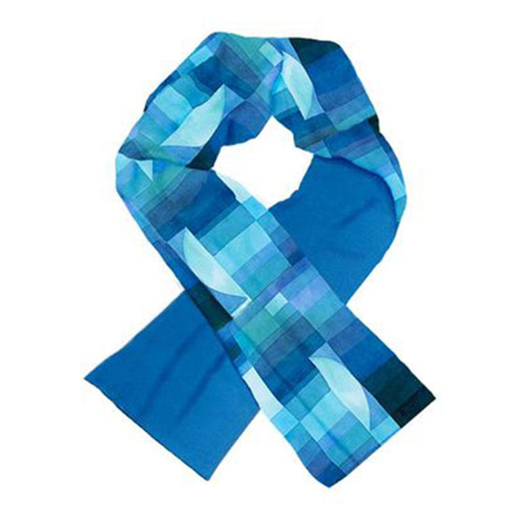 Der Herrenschal „Blau“ ist von Paul Klee inspiriert und besticht durch ein geometrisches Patchwork-Design in Blautönen, darunter Petrol und Marineblau. Elegant drapiert in Schleifenform vor weißem Hintergrund verbindet er kunstvollen Stil mit Raffinesse.