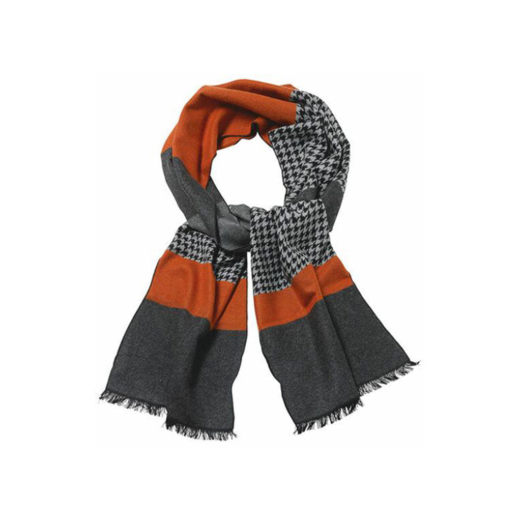 Der Herrenschal »RACING« ist ein modisches Accessoire mit trendigem Hahnentrittmuster und unifarbenem orange-grauem Muster. Die Fransenkanten verleihen dem Seidenflanell-Design Struktur.