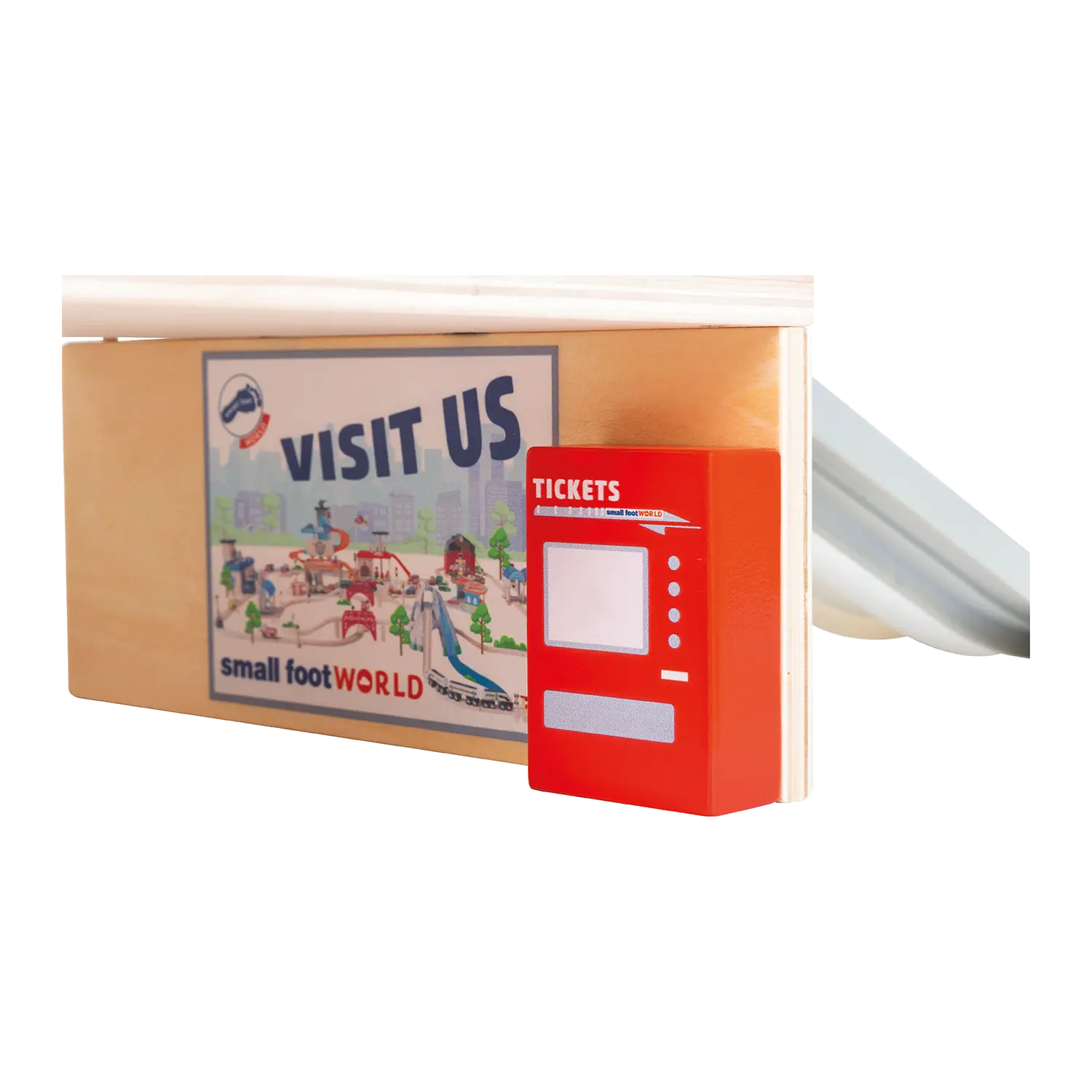 Hölzerner Bahnhof mit Zubehör aus Holz neben dem Visit Us Schild, gestaltet mit Flexbox.