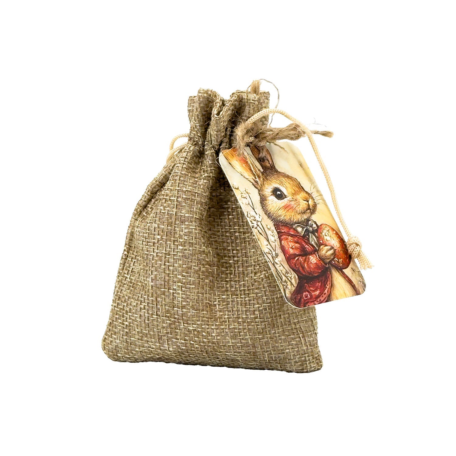 Ein Beutel aus Jute mit Kordelzug und einem Geschenkanhänger mit einem Kaninchen in einer roten Jacke, ähnlich dem detaillierten Design von „Holzspringerle ‚Osterhase klein‘.“.