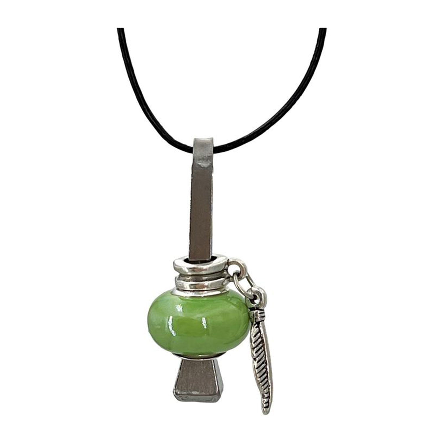 Der Hufnagel Schmuck mit grüner Porzellanperle und Feder vereint Stil und Glückssymbol in einem handgefertigten Accessoire.