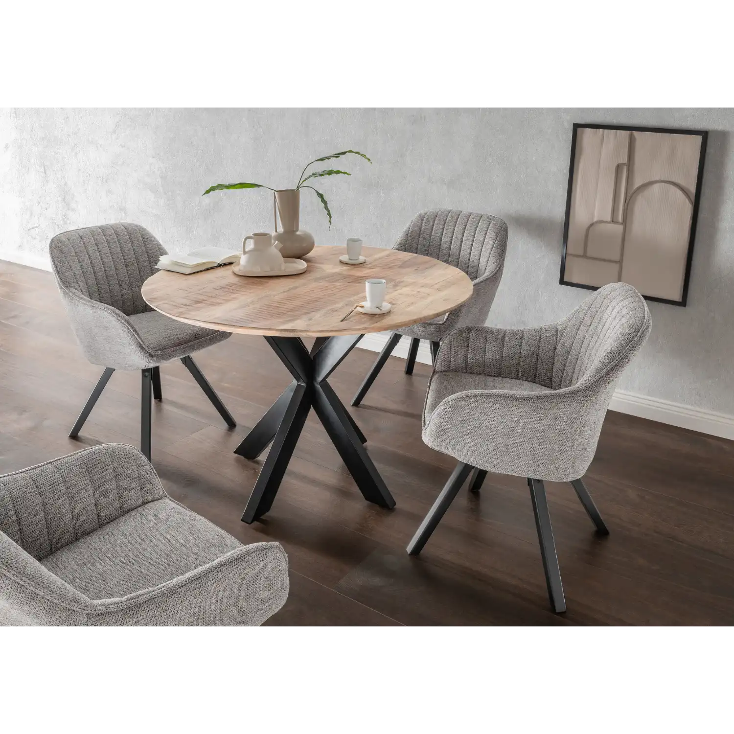 Massivholz Essgruppe Matera Avola mit 4 grauen Stühlen und minimalistischem Teeservice.