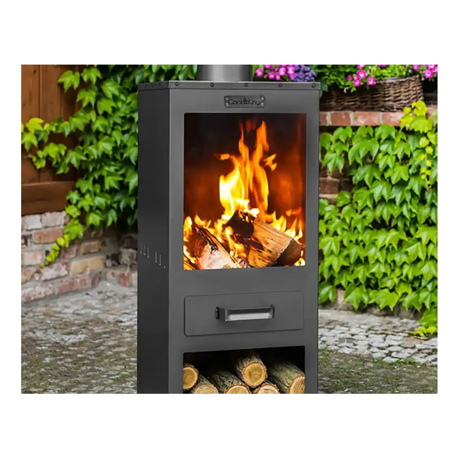 Gartenofen Delaware mit Kuscheldecke als stilvoller Outdoor-Ofen mit Feuer.