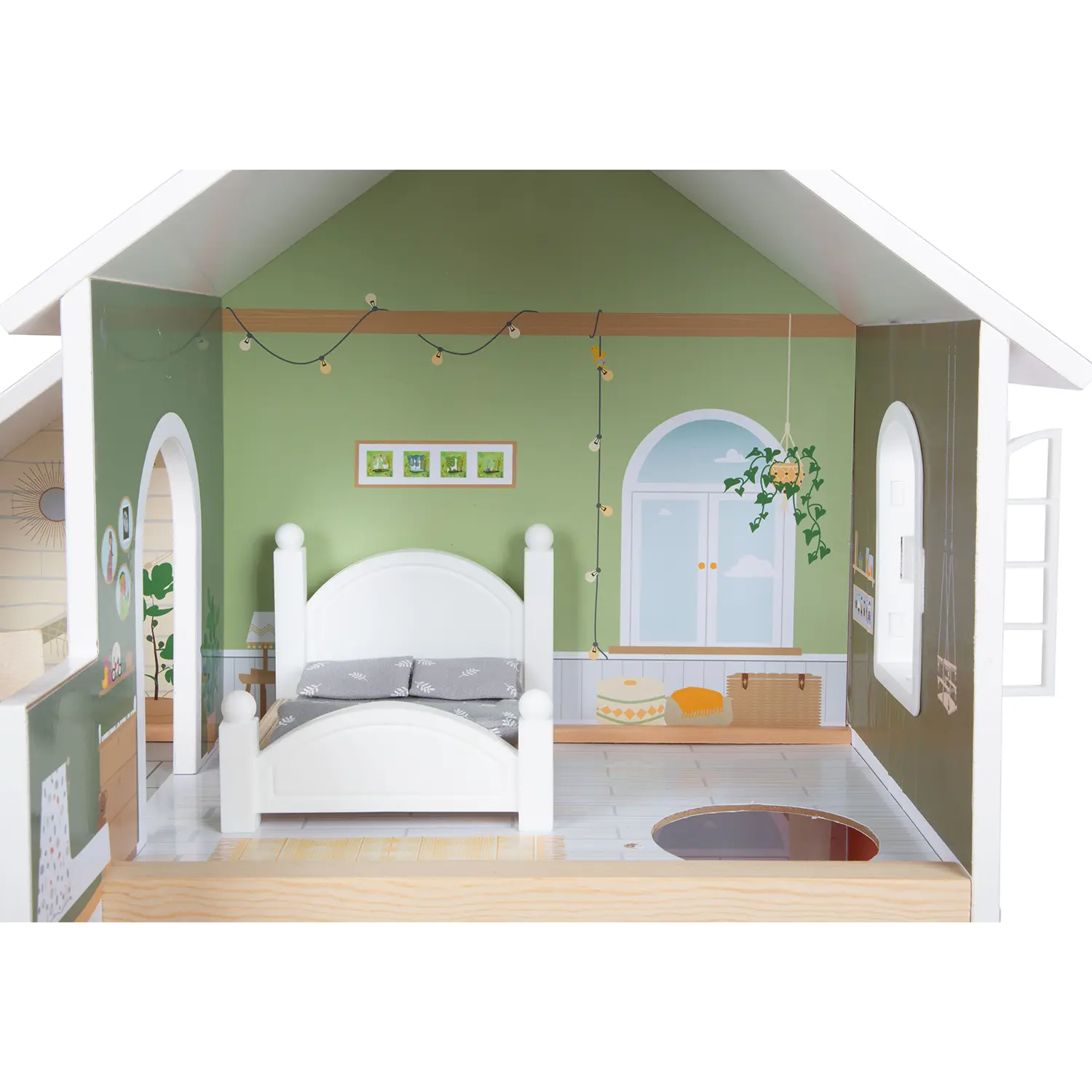 Puppenhaus mit Dachterrasse: Mini-Schlafzimmer mit weißem Bett, grünen Wänden und rundem Dekor.