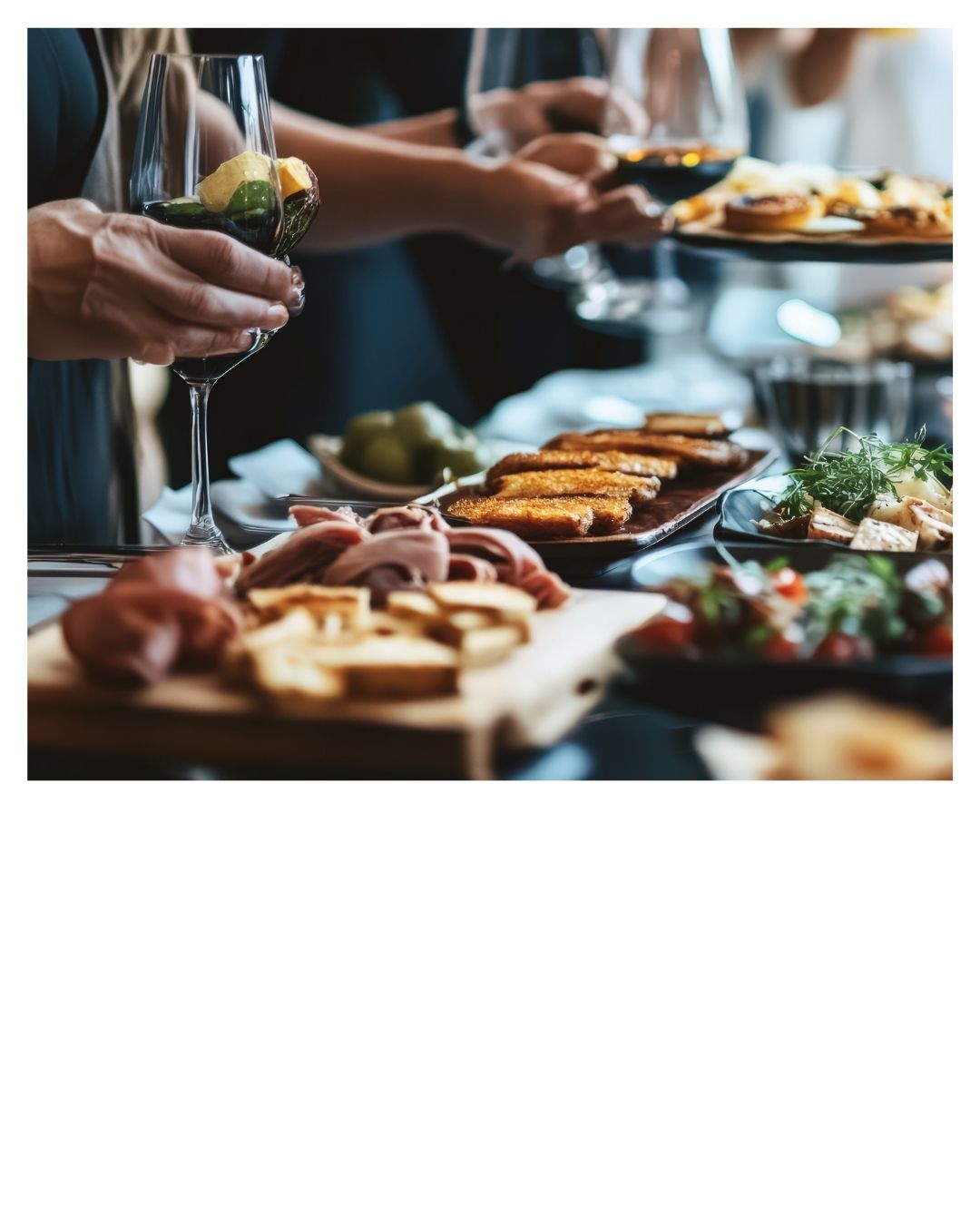Menschen mit Getränken und verschiedenen Häppchen an einem Buffet.