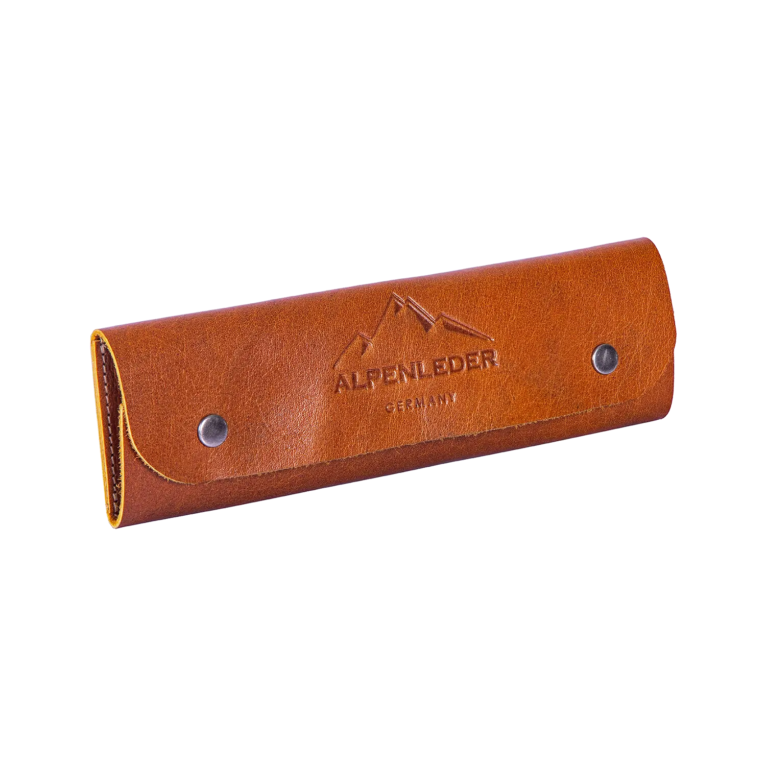Cognacfarbene Stiftemappe LISSI von Alpenleder mit geprägtem Logo auf der Vorderseite.