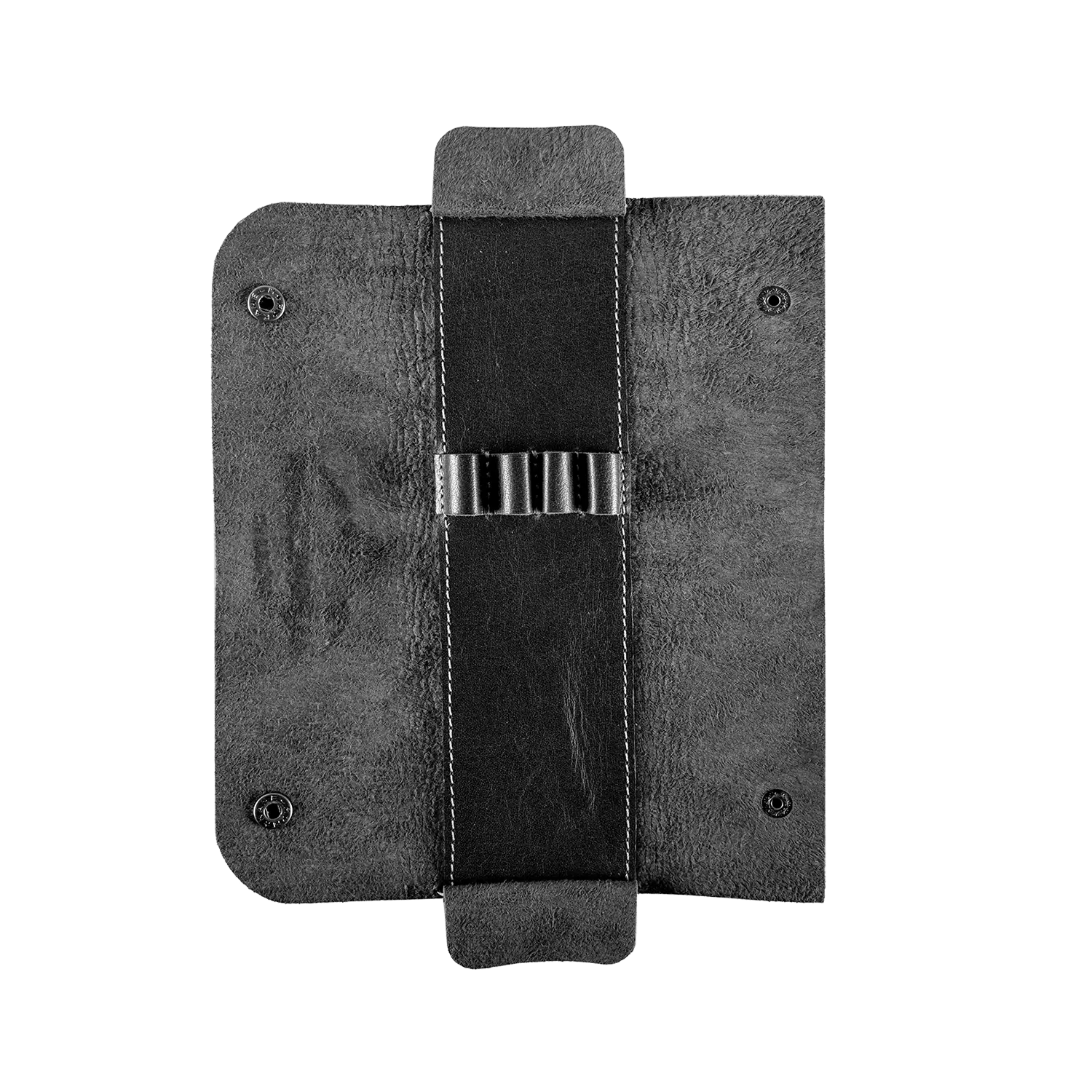 Die Stiftemappe LISSI aus schwarzem Leder besticht durch ihr rechteckiges Design mit einem zentralen schwarzen Riemen und Ziernähten. Die vier runden Eckverschlüsse bieten zusätzliche Funktionalität für die Aufbewahrung Ihrer Schreibgeräte, und das Vollledermaterial bietet eine dezent strukturierte Oberfläche.