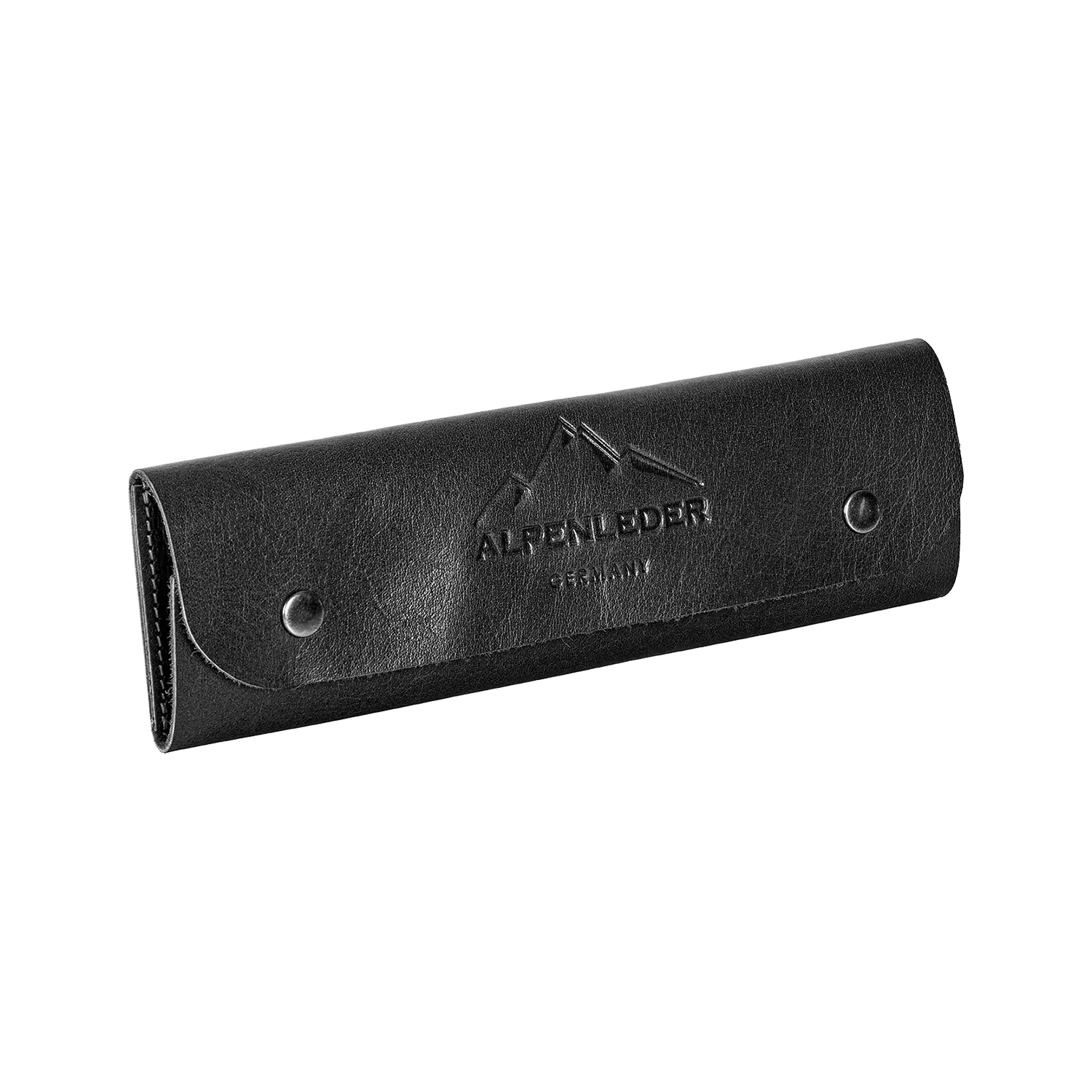 Die schwarze Stiftemappe LISSI mit Alpenlederprägung und Berggipfeln eignet sich hervorragend zur eleganten Aufbewahrung Ihrer Schreibgeräte. Sie verfügt über einen Klappverschluss mit praktischen Druckknöpfen auf der Vorderseite.