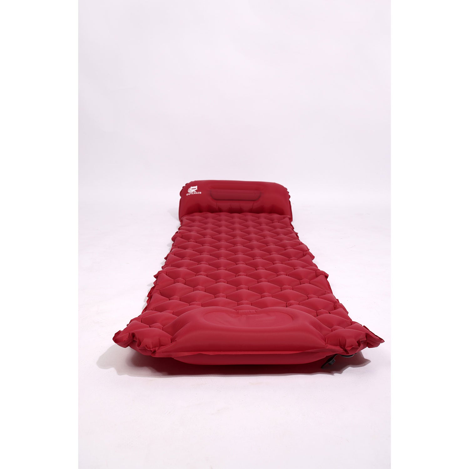 Eine rote Luftmatratze mit Aufpumpfunktion fürs Camping.