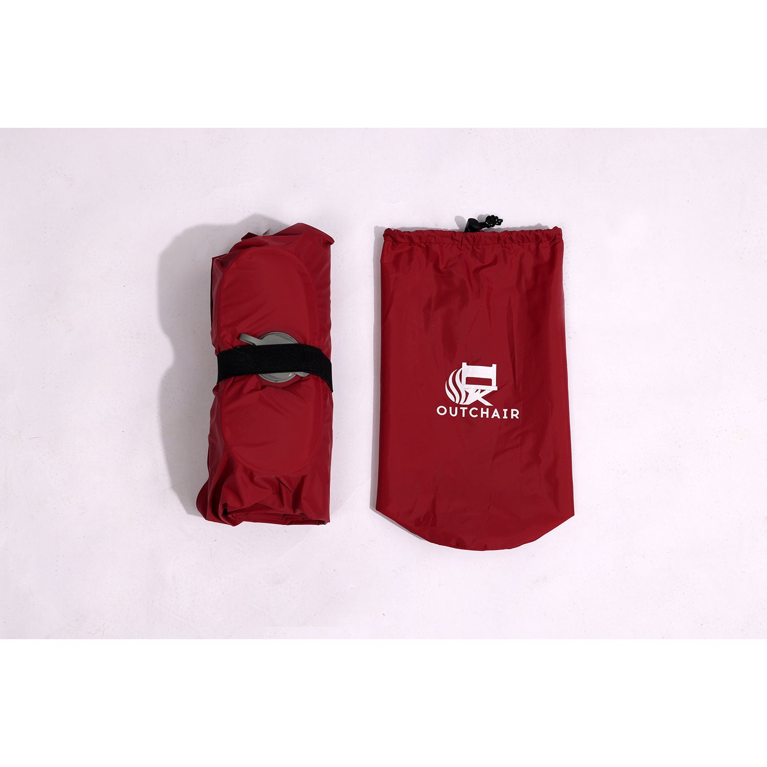 Eine  Camping  Luftmatratze  in rot.