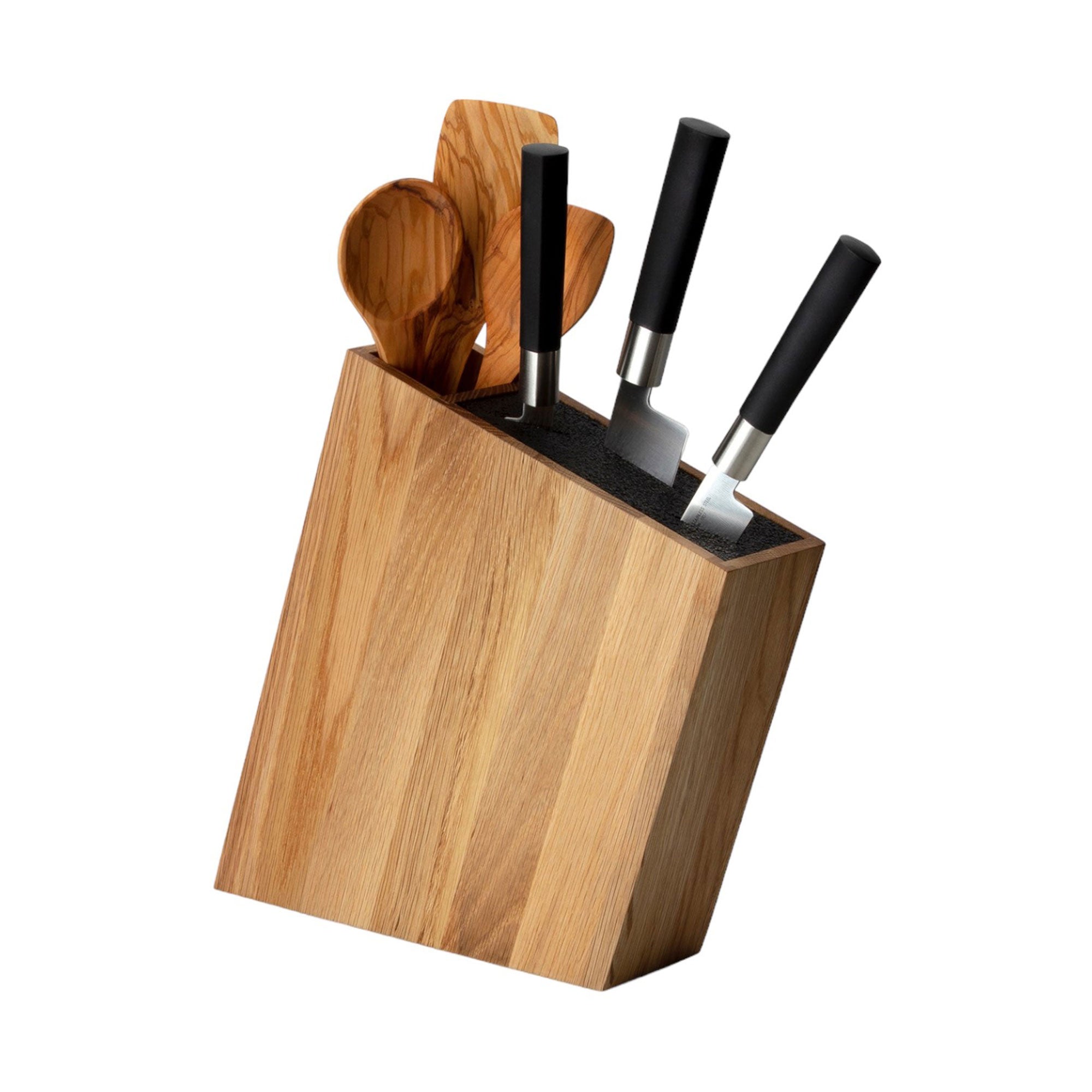 Der aus Massivhölzern gefertigte Messerblock mit flexiblem Einsatz Eiche hält drei Messer mit schwarzem Griff und drei Holzutensilien in leichtem Winkel. Er ruht elegant auf einem weißen Hintergrund.