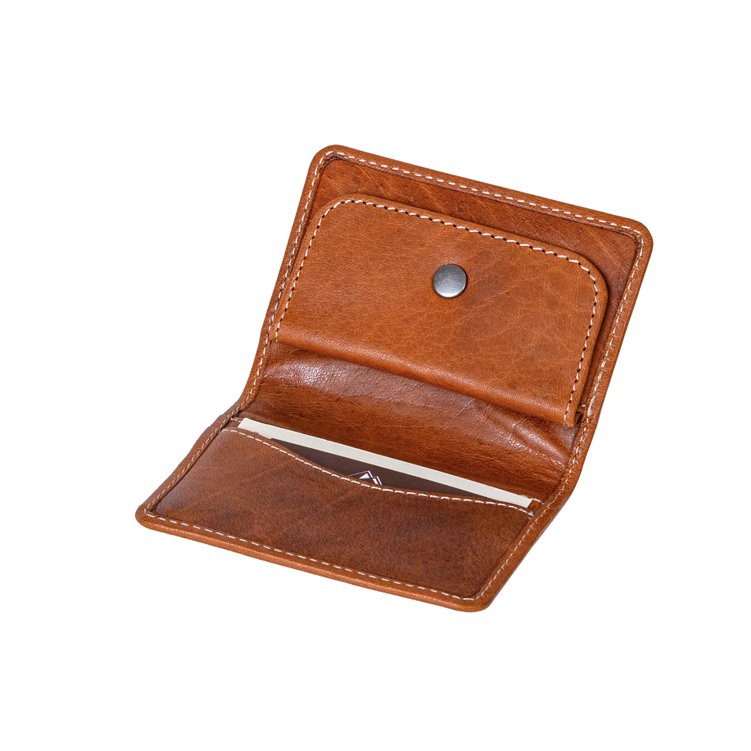 Der Geldbeutel MONETEN aus edlem braunem Echtleder verfügt über ein Münzfach mit Knopf und ein Fach mit einer sichtbaren Karte im Inneren, das auf einem weißen Hintergrund seine handwerkliche Verarbeitung unterstreicht.