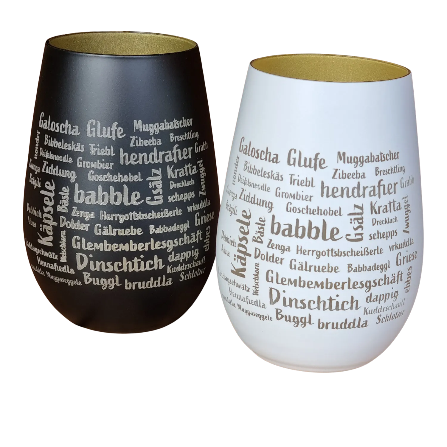 Zwei Mundart-Windlicht-Tassen der Schwarzwälder Manufaktur mit deutscher Aufschrift.