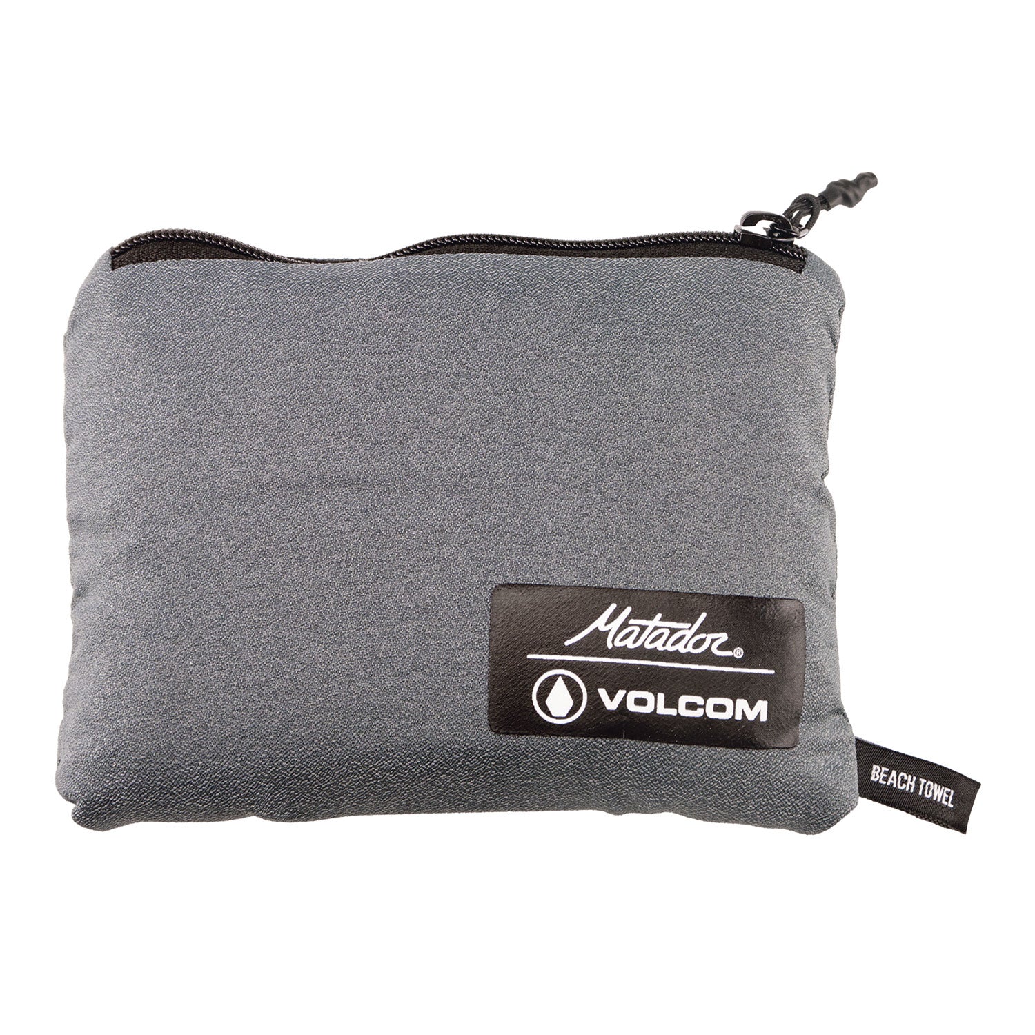 Die graue Reißverschlusstasche mit den Logos „Matador“ und „Volcom“ dient zum Transport Ihres ultraleichten Nanodry Handtuchs. Ein kleines „Beach Towel“-Etikett ist vorhanden, und der strukturierte Stoff verfügt über eine antimikrobielle Beschichtung für zusätzlichen Schutz.