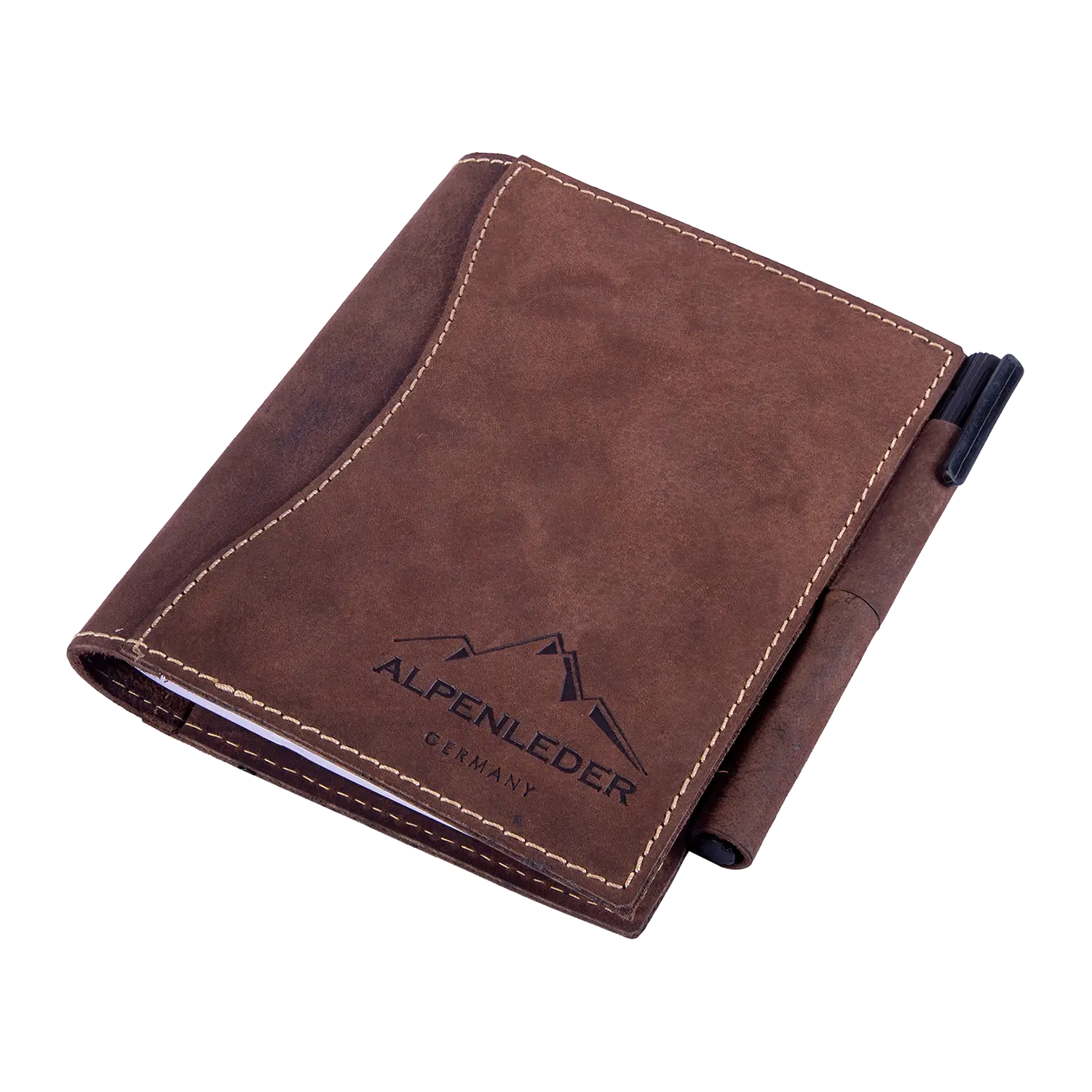 Das Notizbuch GOETHE DIN A6 ist ein braunes Ledernotizbuch mit sichtbaren Nähten und Büffelledereinband. Es trägt die Aufschrift „ALPENLEDER GERMANY“ und ein Berglogo. Es verfügt über eine Stiftschlaufe für zusätzliche Funktionalität.
