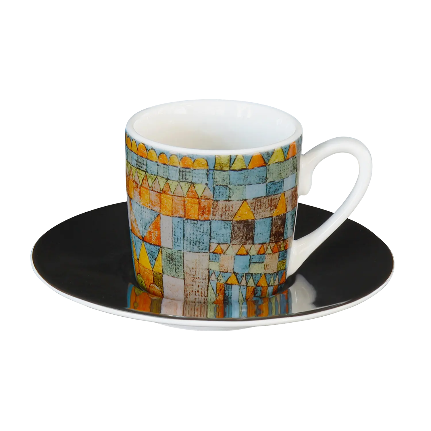 Das Set aus 4 Espressotassen von Paul Klee präsentiert sich in einer ansprechenden Anordnung auf einem eleganten weißen Hintergrund. Jede Tasse ist verschieden gefärbt und zeigt ein einzigartiges, lebendiges Motiv aus der Kunst des berühmten Malers.