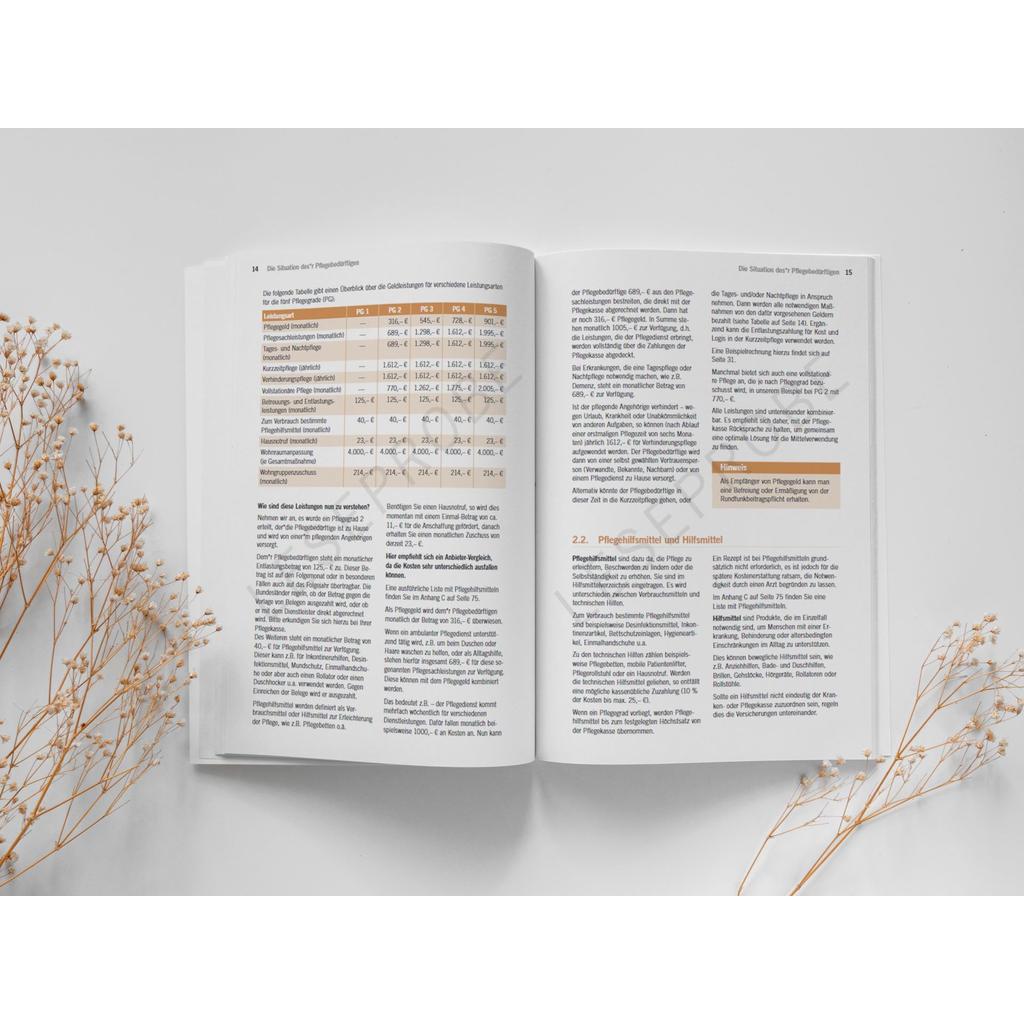 Auf einer hellen Unterlage liegt ein aufgeschlagenes Buch „Pflege – Geregelt!“ mit sichtbarem Text und Tabellen. Getrocknete Blumen schmücken die Seiten. Es bietet eine strukturierte Anleitung mit hervorgehobenen Abschnitten, die für pflegende Angehörige bei der Bewältigung von Pflegebedürftigkeit unerlässlich sind.