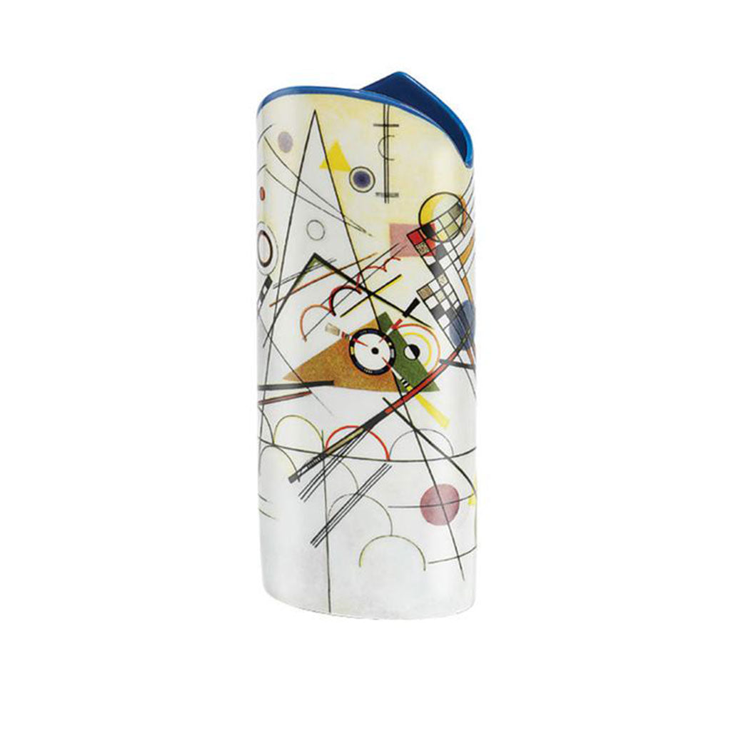 Die Porzellanvase „Composition VIII“ zeigt ein von Kandinsky inspiriertes abstraktes Design mit geometrischen Formen, Linien und Kreisen in leuchtendem Gelb, Rot und Schwarz auf weißem Hintergrund, elegant abgerundet durch einen blauen Rand.