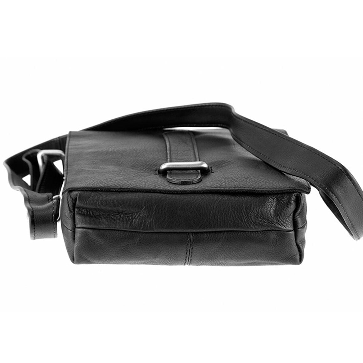 Die Umhängetasche POSTMAN aus schwarzem Leder präsentiert sich von der Seite und ist aus hochwertigem Material gefertigt. Sie besticht durch ihre rechteckige Form, den Klappverschluss und den breiten, verstellbaren Riemen.