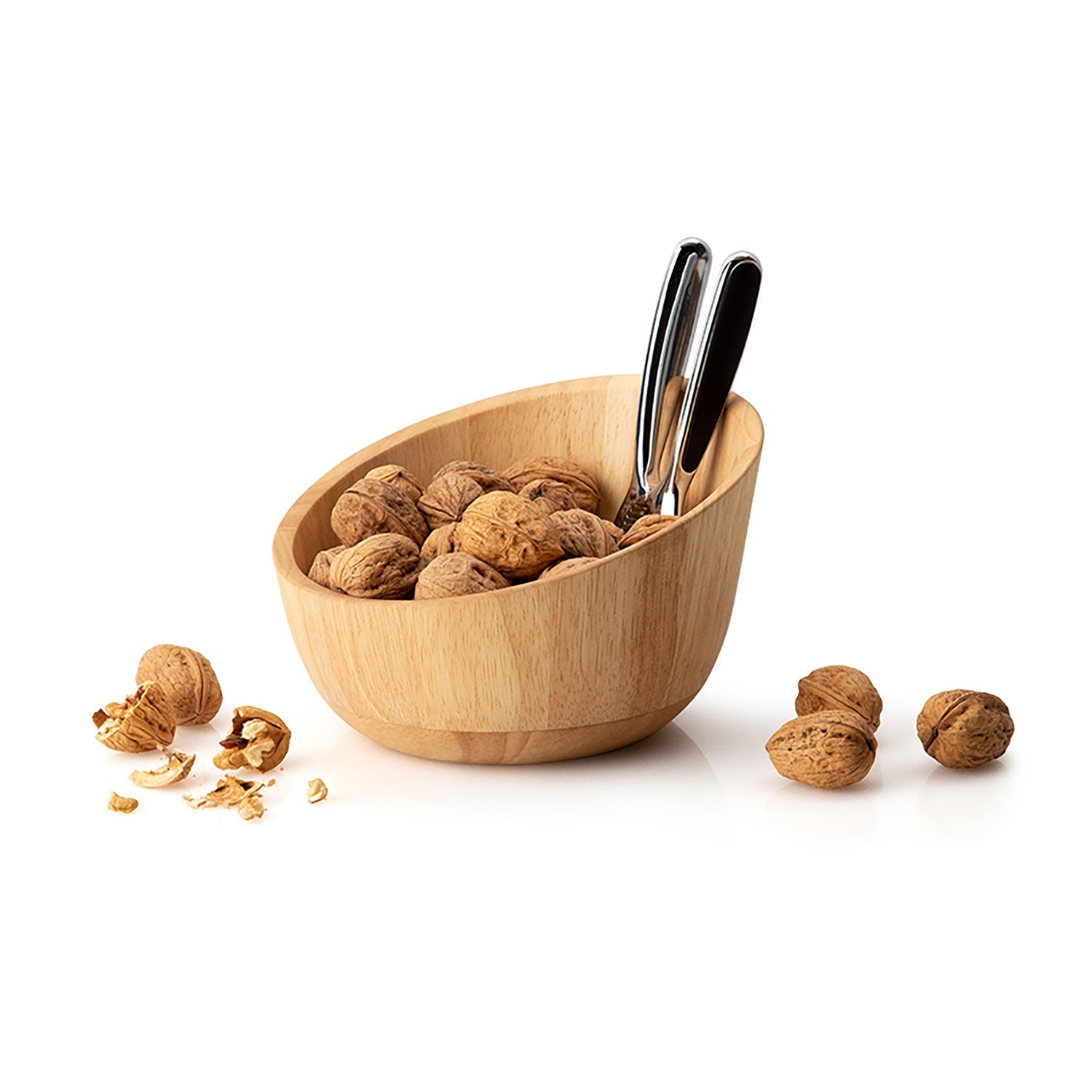 Die Nussschale mit Qualitätsknacker ist eine Schale aus Gummibaumholz, gefüllt mit ganzen Walnüssen und zwei Nussknackern aus Metall. Daneben liegen Walnussschalen und ganze Walnüsse verstreut auf einer makellos weißen Oberfläche.