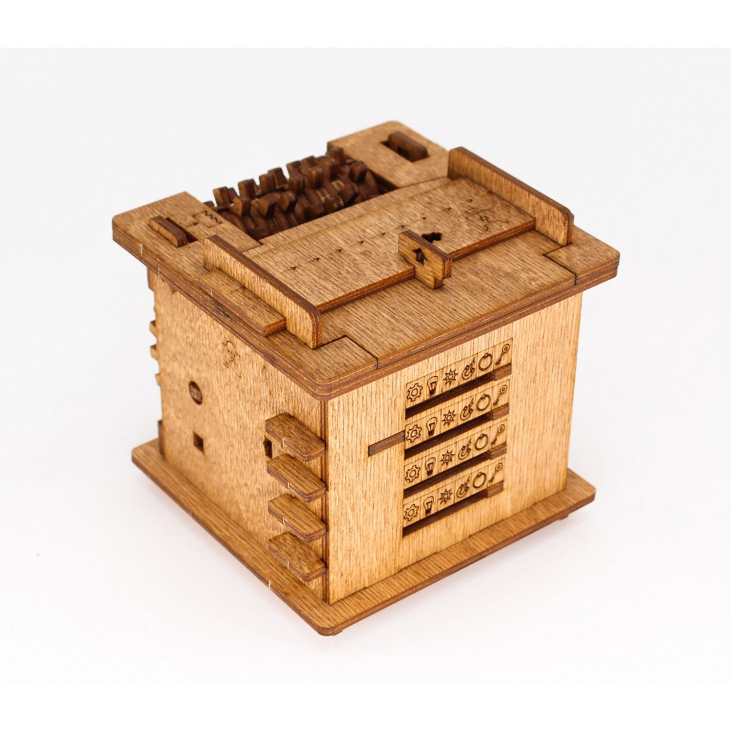 Die Rätselbox „Schrödingers Katze“ ist eine hölzerne Puzzlebox, die an eine Escape-Room-Herausforderung erinnert und mit detaillierten Schnitzereien, Zahnrädern und einem Zahlenschloss versehen ist. Das filigrane Design der Oberseite erinnert an einen kleinen mechanischen Würfel – eine wahre Mystery-Box, die bereit ist, ihre Geheimnisse preiszugeben.