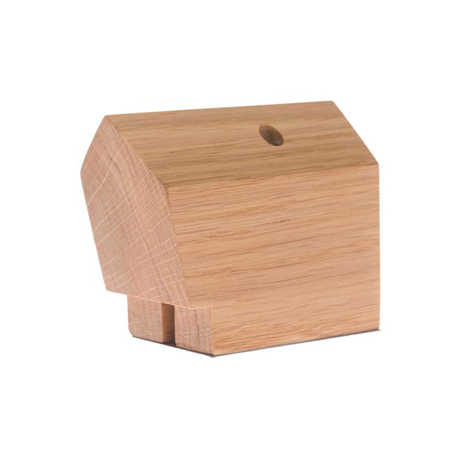 Das Räucherhäuschen „Schiefes Haus“ verbindet traditionellen Charme mit minimalistischem Design. Gefertigt aus hellbraunem Holz mit natürlicher Maserung, verfügt dieser hausförmige Räucherstäbchenhalter mit flachem Dach und abgewinkelten Seiten über ein kleines Loch für festliche Stimmung, elegant vor weißem Hintergrund.