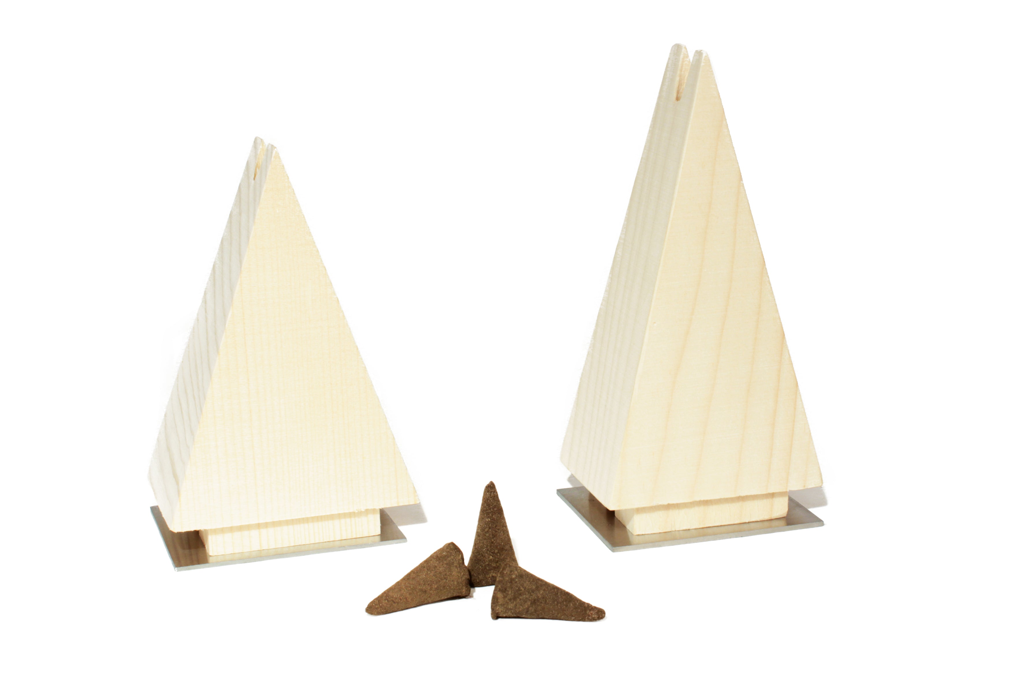 Präsentiert werden zwei hölzerne, pyramidenförmige Räuchermännchen Räuchertanne Räucherstäbchenhalter aus Fichtenholz mit drei braunen Räucherkegeln davor, vor weißem Hintergrund.