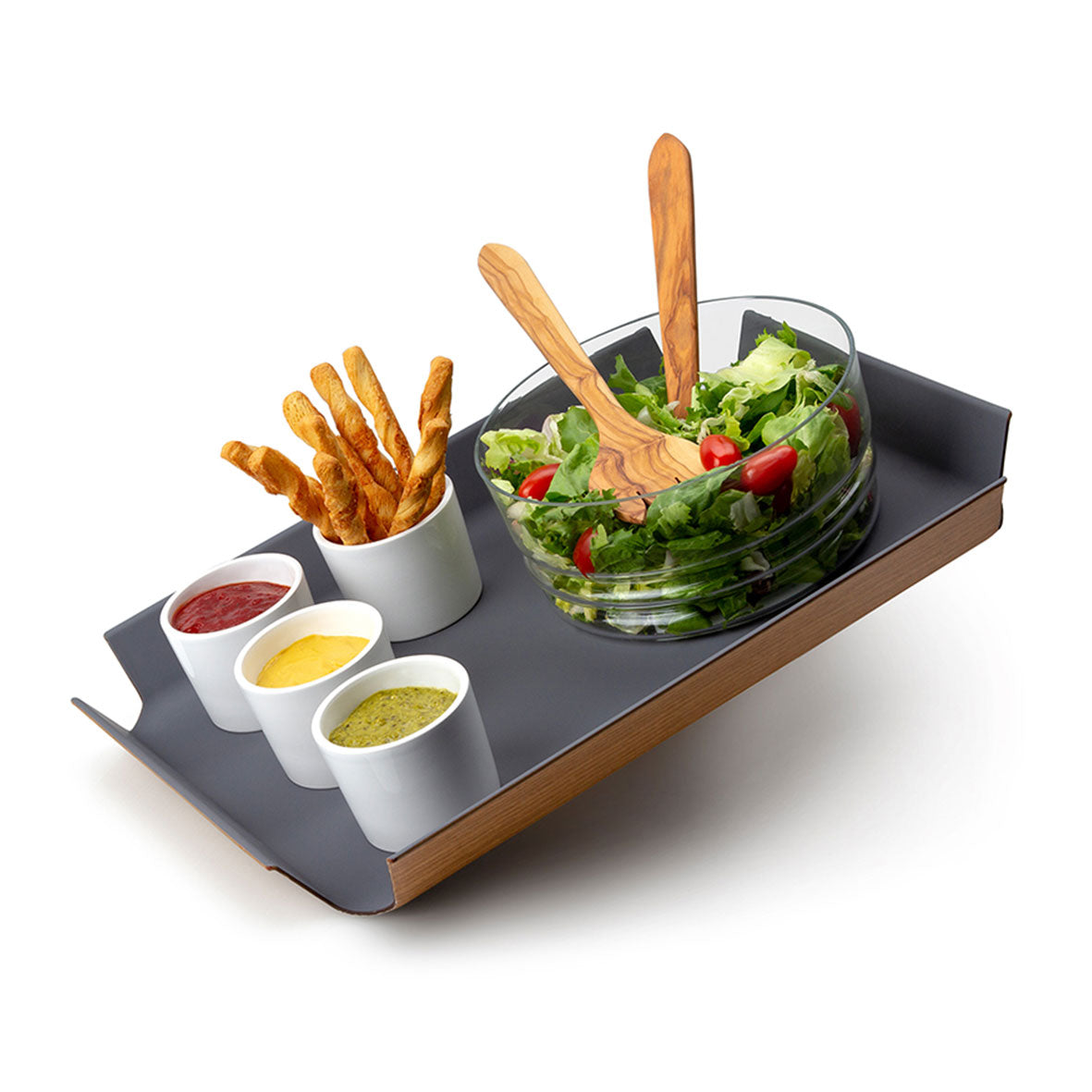 Ein Rutschfestes Tablett mit lebensmittelechten Pommes, drei Dip-Saucen und einer Glasschale Salat garniert mit Kirschtomaten, inklusive Salatbesteck aus Holz.