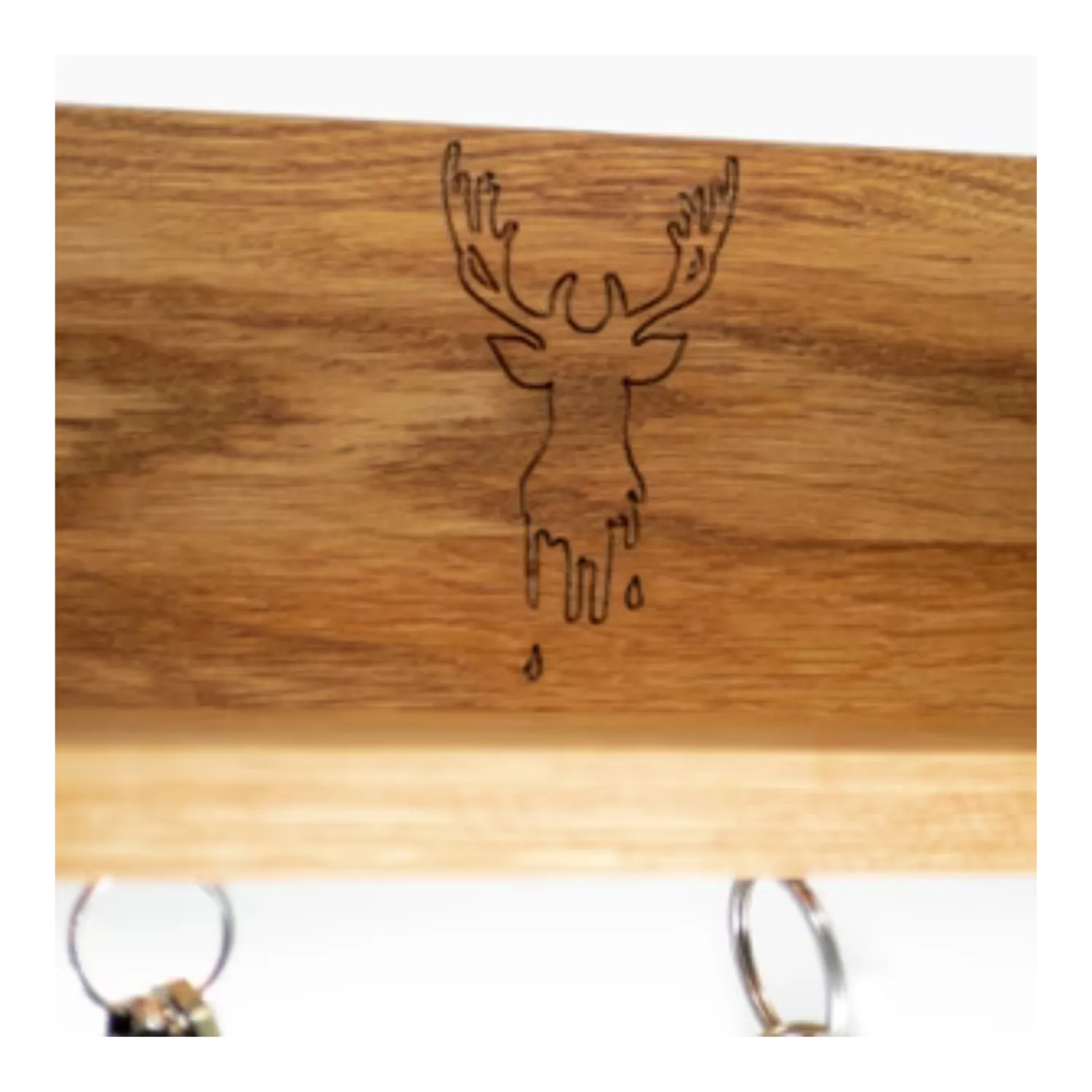 Magnetisches Schlüsselbrett aus Eichenholz mit Hirschkopf und Metallhaken.