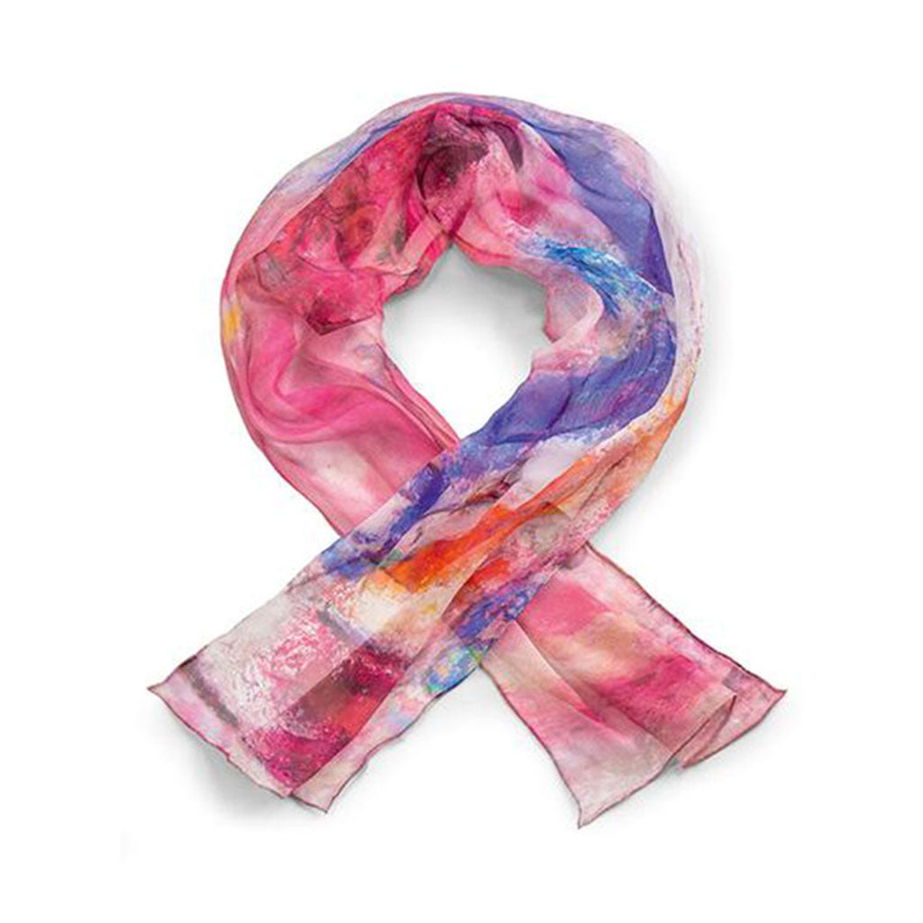 Der Seidenschal „Cantique des Cantiques III“ greift Marc Chagalls Farbpalette auf und kombiniert Rosa, Lila, Blau und Orange. Der transparente und leichte Schal präsentiert sich kunstvoll in einer kreisförmigen Schleife auf weißem Hintergrund.