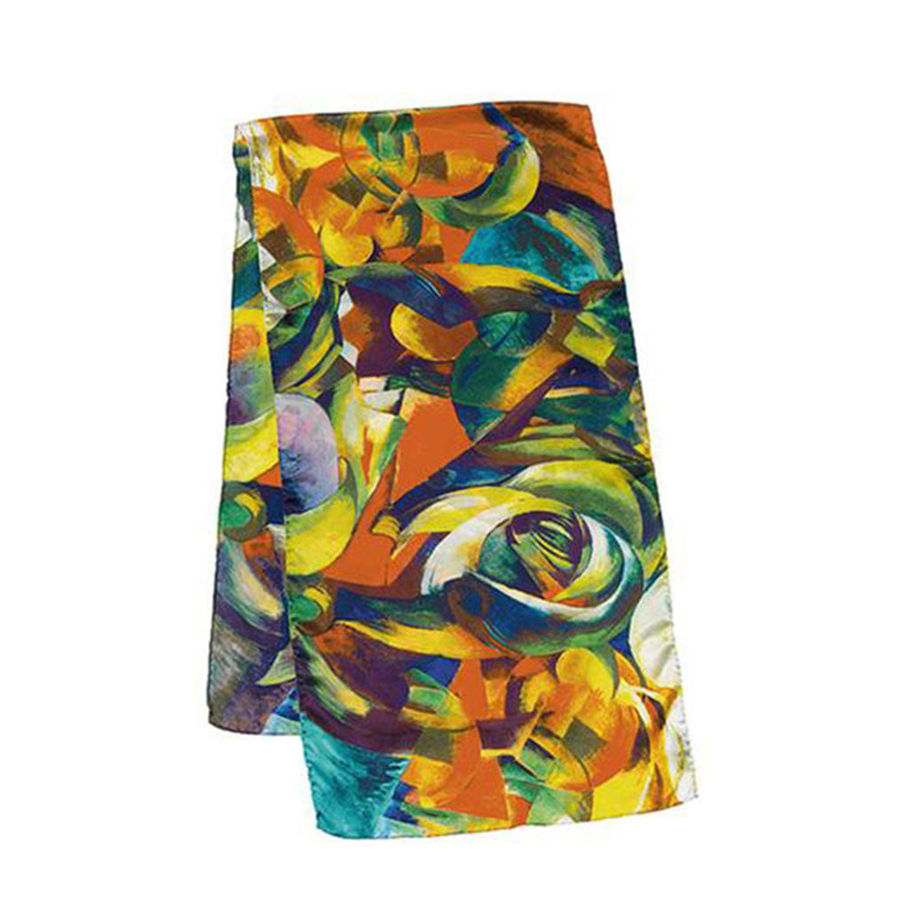 Ein Seidenschal „Der Mandrill“ (1913), inspiriert von Franz Marcs lebendiger Kunstfertigkeit, mit abstrakten Wirbelmustern in Grün, Orange, Blau und Gelb auf weißem Hintergrund.