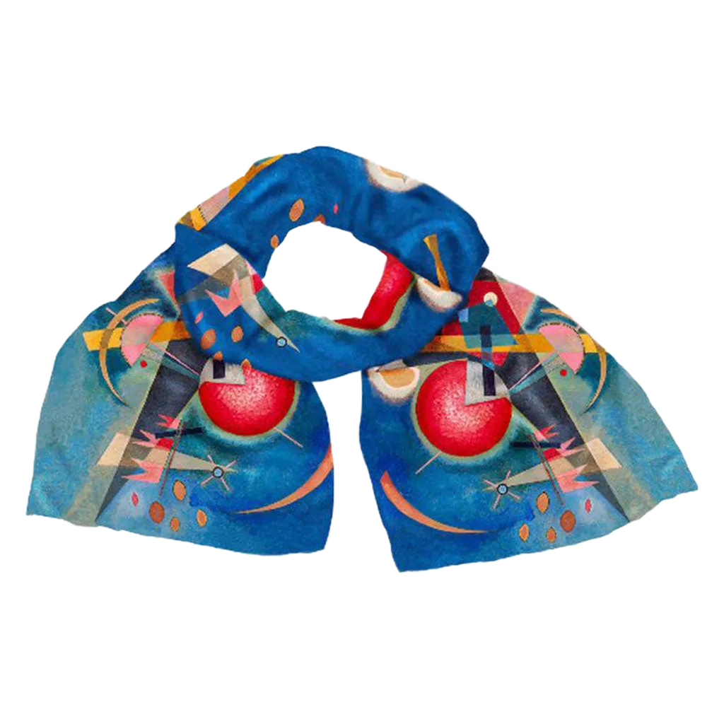 Seidenschal "Im Blau" mit bunten abstrakten Formen und roten Kreisen.