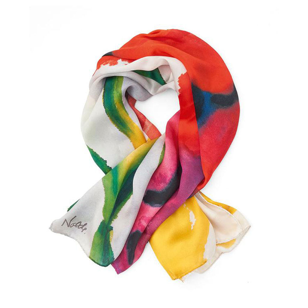 Das luxuriöse Seidentuch „Schwertlilien und drei Mohnblüten (gelb, violett, rot)“ aus der ars mundi Exklusiv-Edition zeichnet sich durch ein aquarellartiges Muster in leuchtenden Farben mit künstlerischer Handschrift aus und verkörpert die Essenz der Nolde Stiftung Seebüll.