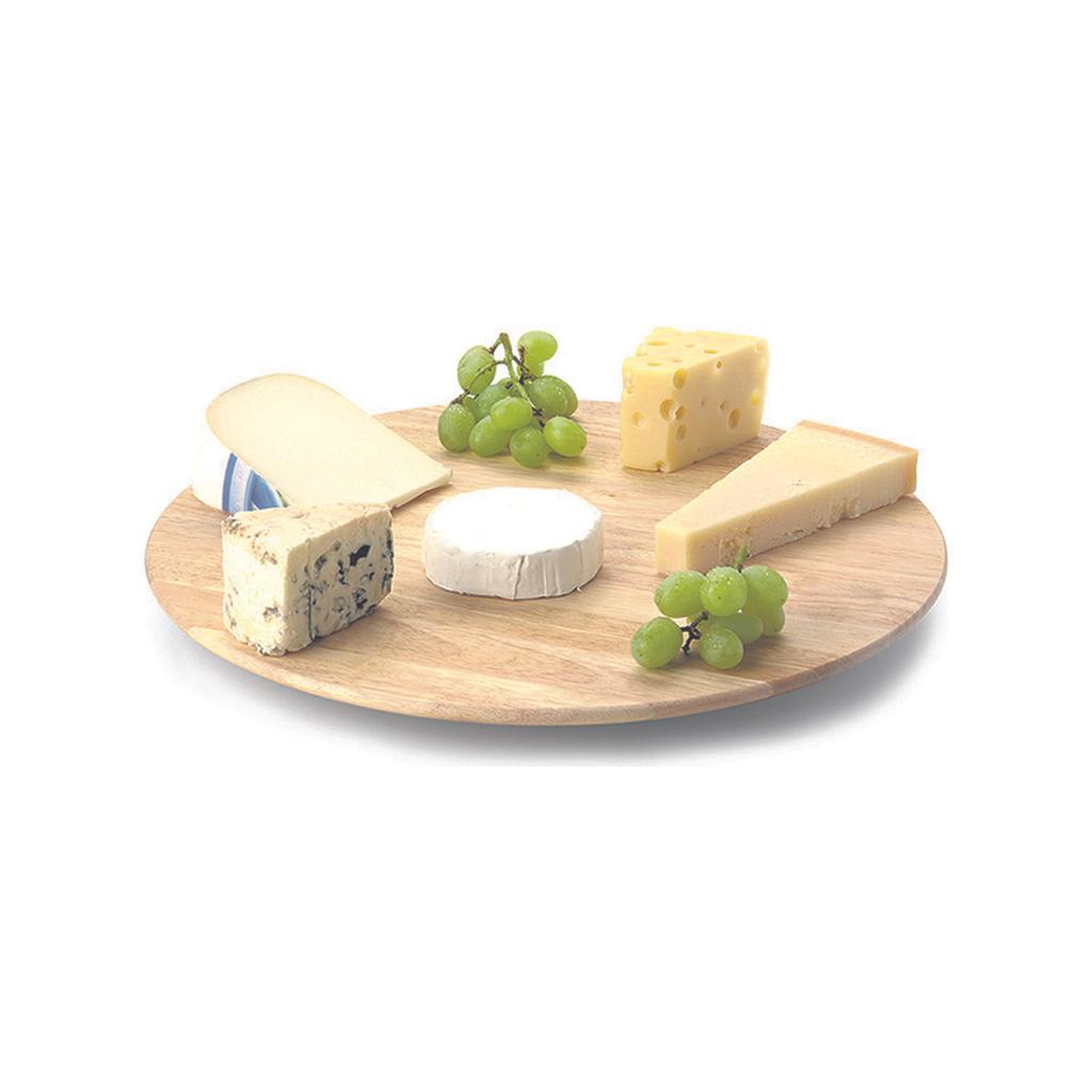 Das Drehbare Servierbrett aus Gummibaumholz präsentiert elegant eine Auswahl an Käsesorten, darunter Blauschimmelkäse, Brie, Schweizer Käse und Gouda. Die Käsesorten sind kunstvoll auf dem Brett angeordnet, dazwischen liegen kleine grüne Weintrauben.