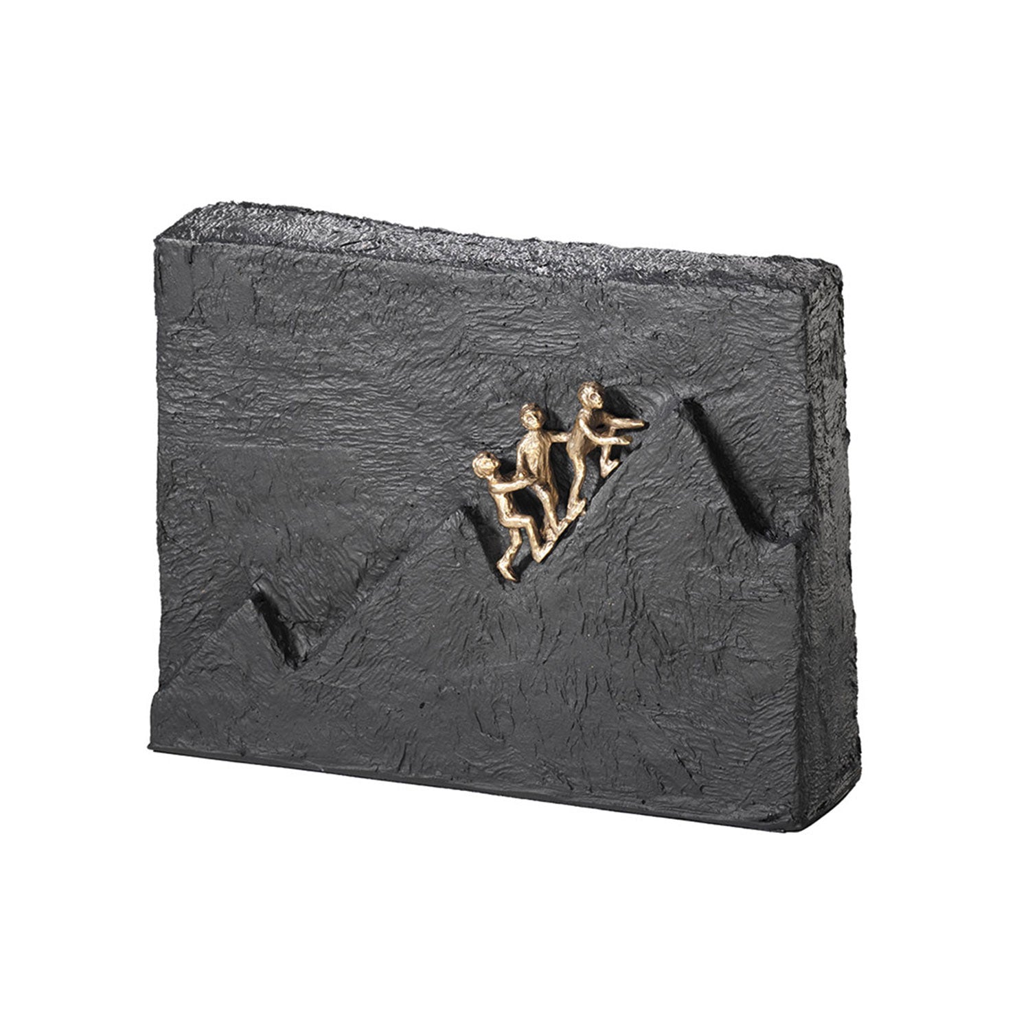 Die schwarze, rechteckige Skulptur „Ein Ziel anstreben“ zeigt drei goldfarbene Figuren, die einen steilen Hang hinaufsteigen. Im Stil der Miniaturbronze symbolisiert sie Teamwork und Ausdauer in einer eindrucksvollen Darstellung von Textur und skulpturaler Kunstfertigkeit.