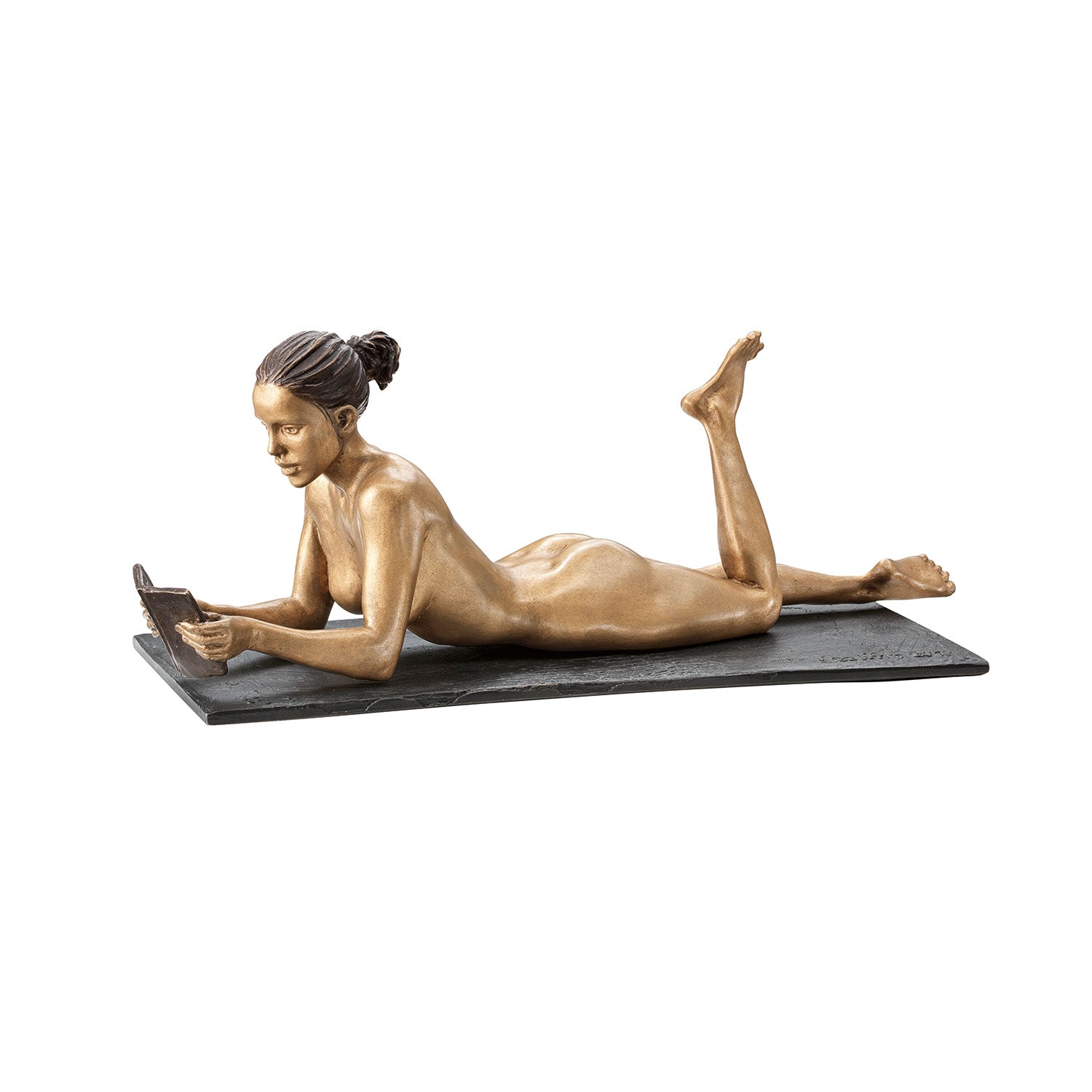 Leo Wirths „Skulptur Lesende“ ist eine Bronzeskulptur, die eine nackte Frau darstellt, die auf einem rechteckigen Sockel auf dem Bauch liegt und konzentriert liest. Ihr zu einem Dutt hochgestecktes Haar verleiht der Pose Eleganz, während die Beine angewinkelt und die Füße verspielt erhoben sind.