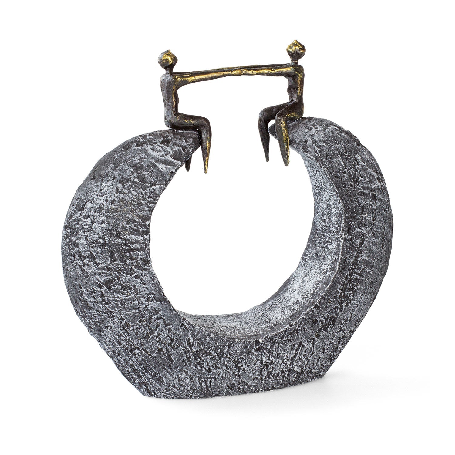 Skulptur "Zusammenhalt": Zwei abstrakte menschliche Figuren sitzen einander gegenüber auf einem strukturierten Halbmondbogen und halten einen Stab. Die raue graue Oberfläche des Bogens kontrastiert mit der glatten Bronzeoberfläche der Figuren.