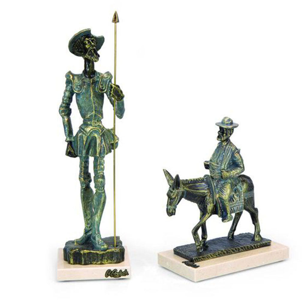 Das Skulpturenset „Don Quijote und Sancho Panza en Burro“ zeigt Bronzefiguren: einen großen, schlanken Mann in Rüstung mit Lanze als Don Quijote und seinen treuen Begleiter auf einem Esel. Jede Statue steht auf einem eigenen Sockel und ist eine Hommage an Cervantes' klassische Erzählung.