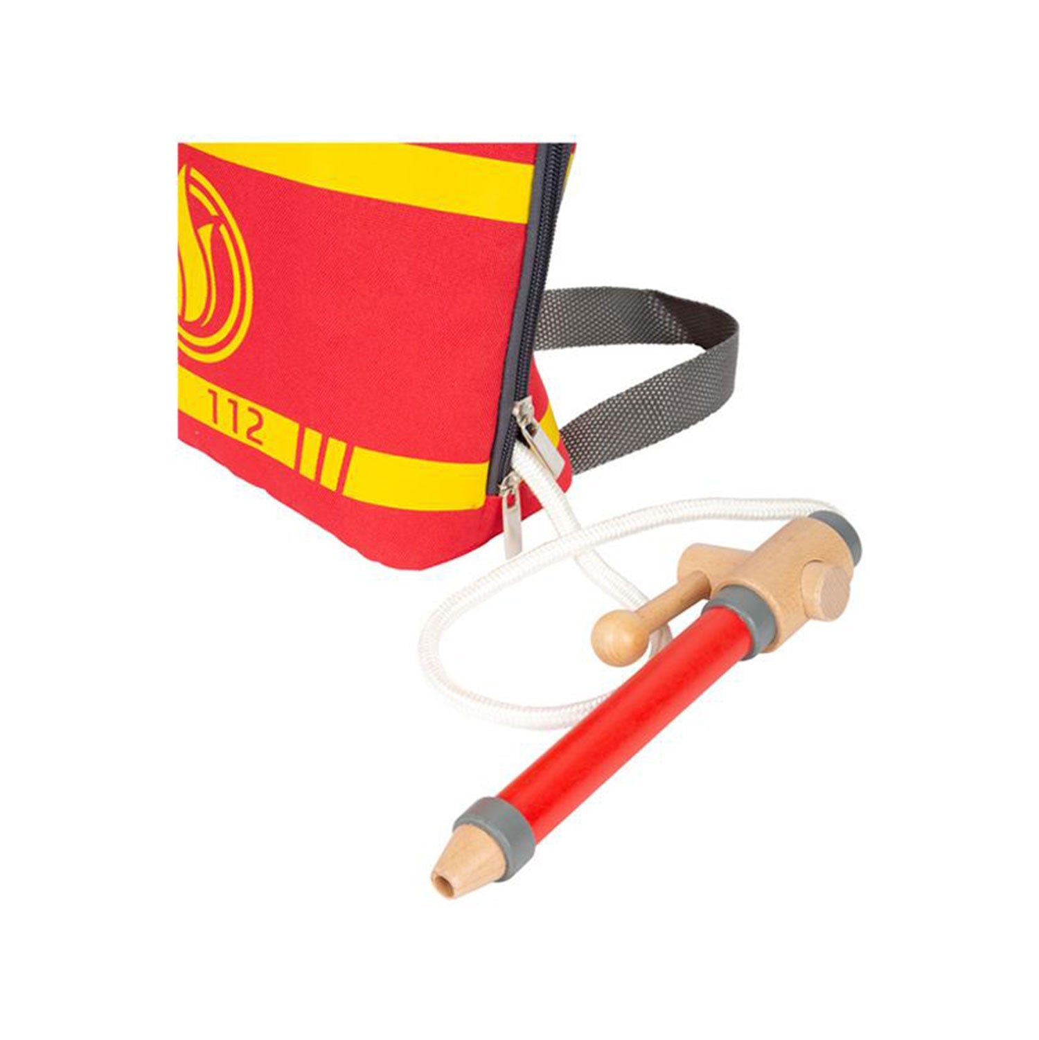 Die Wasserspritze wird im Rucksack befestigt